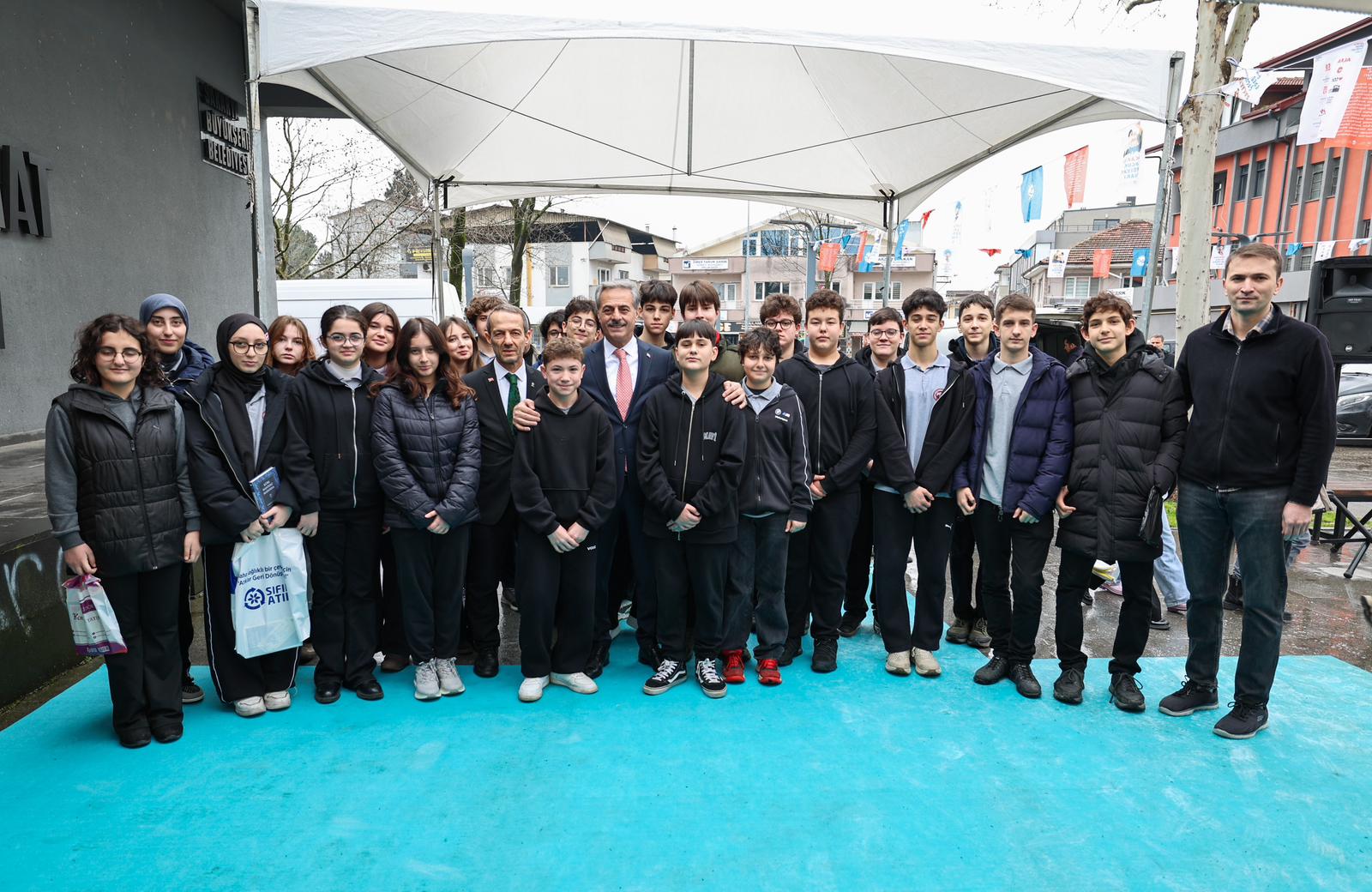 Sakarya'da çocukların 'ufkuna' ışık olacak edebiyat fuarı başladı: İlk günden binlerce misafir akın etti...