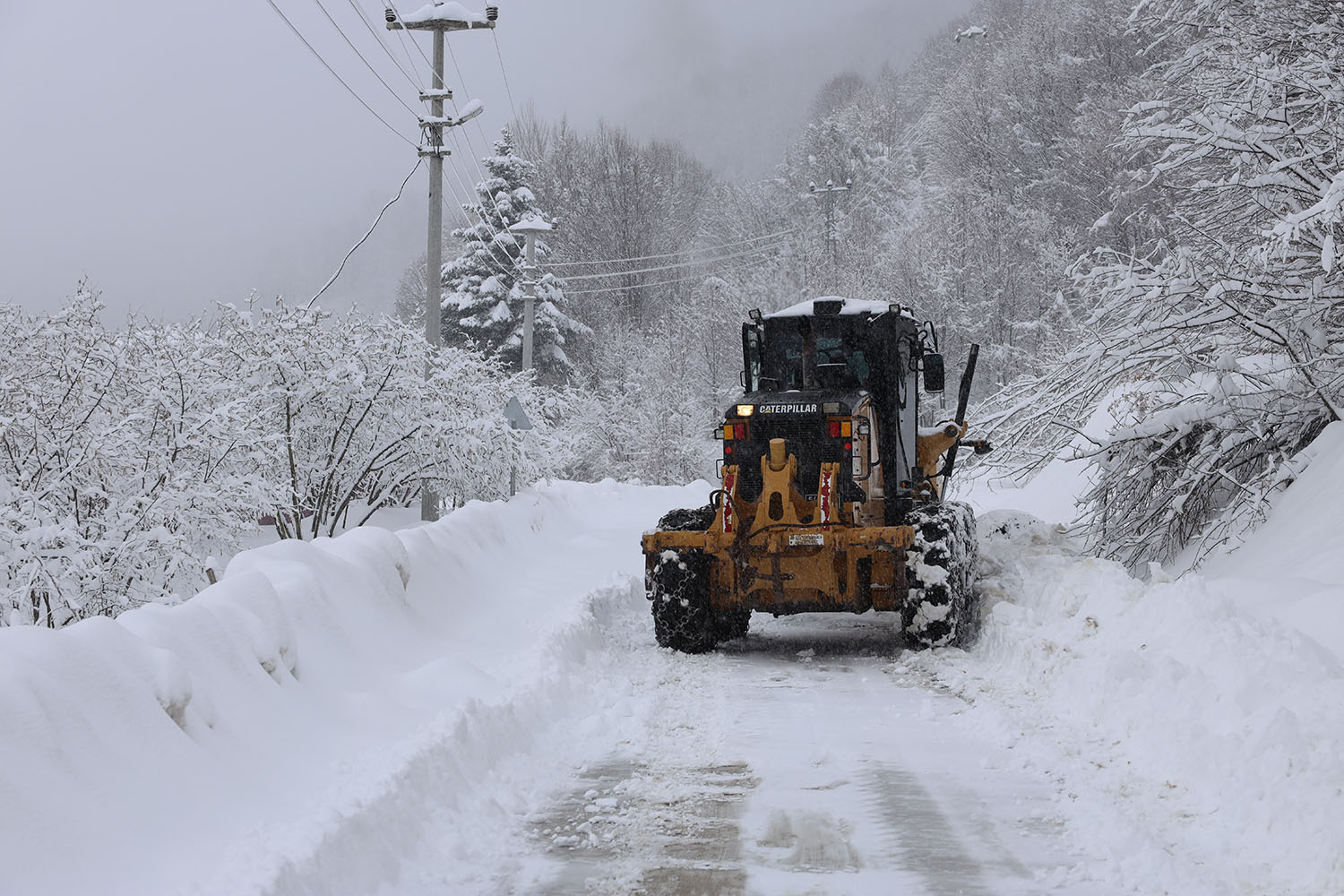 Büyükşehir 24 saat kar mesaisinde: 17 grup yolundan 10’u ulaşıma açıldı