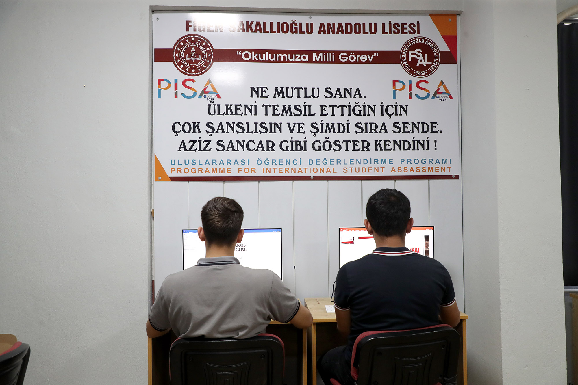 Büyükşehir gençlerin geleceğine yatırım yapıyor: Başkan Alemdar sözünü tuttu, bilgisayarlar kuruldu
