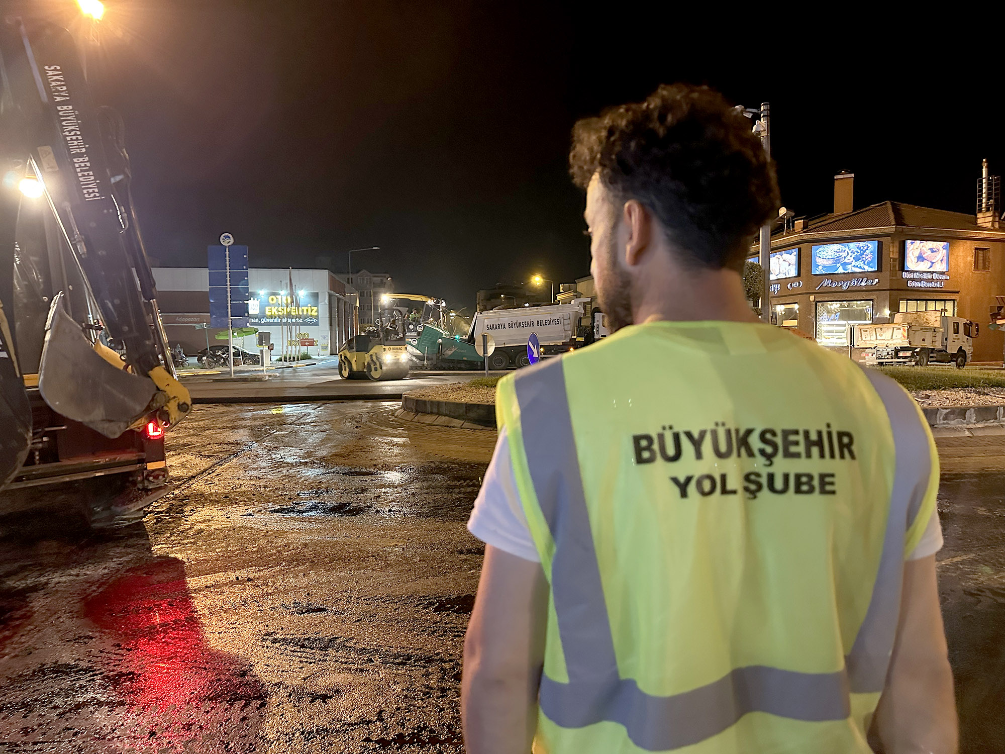 Büyükşehir şehrin merkezinde gece mesaisinde: Adnan Menderes ve Yeni Bosna artık yeni yüzüyle