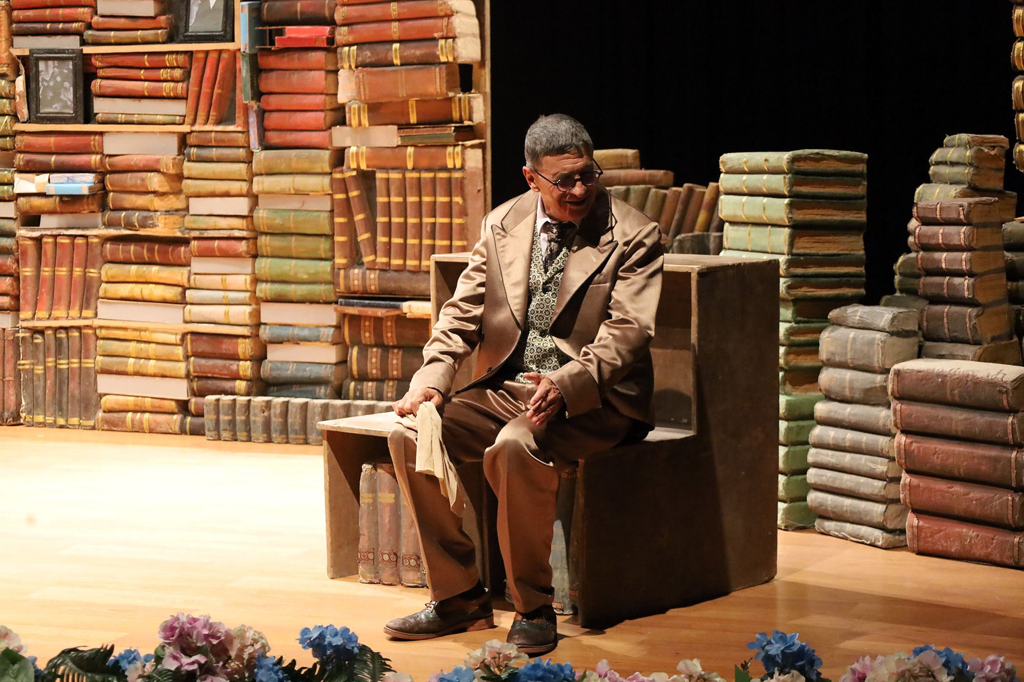 Usta oyuncular sahnedeydi: Çehov Kabare’ye yoğun ilgi