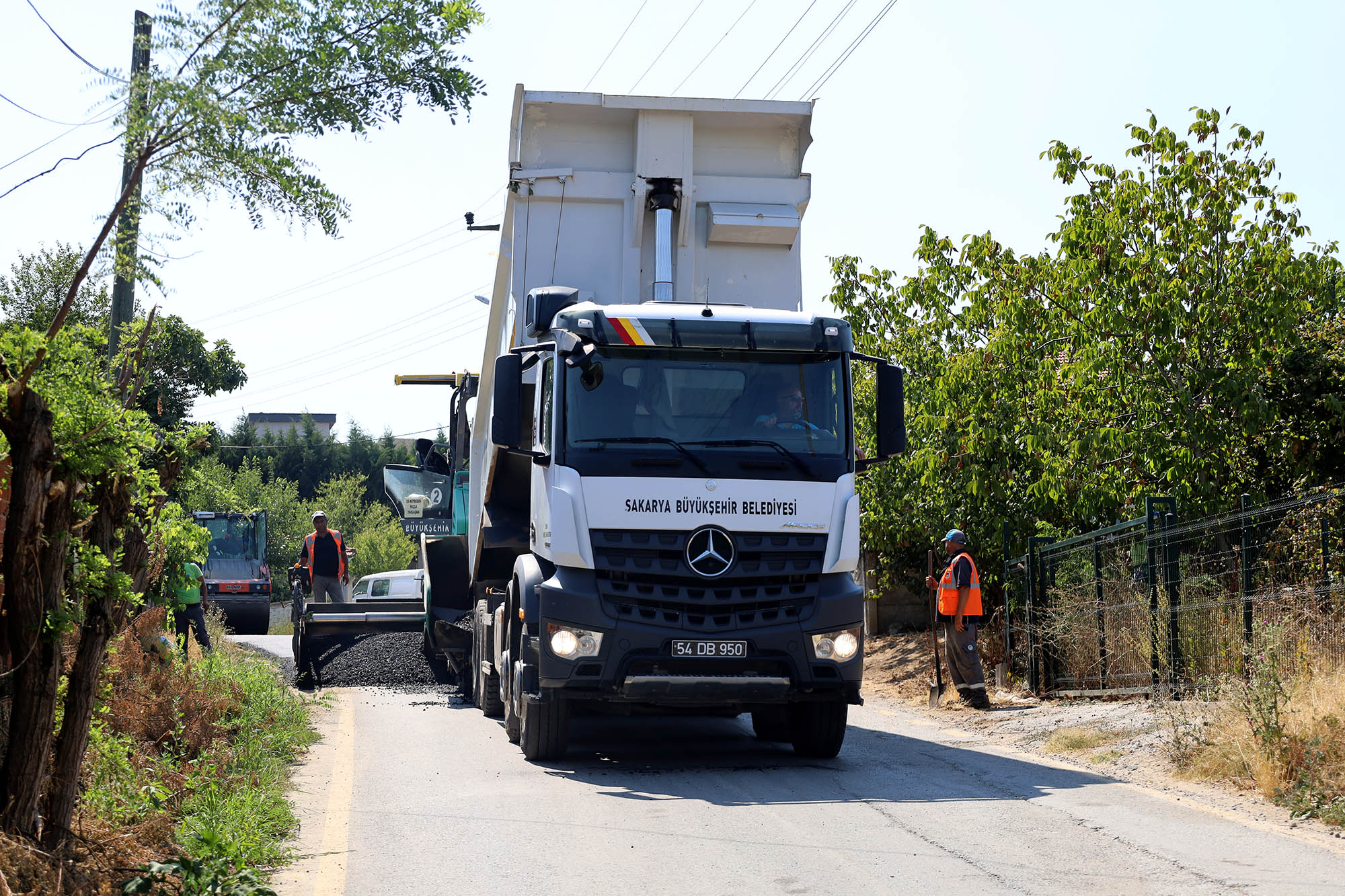 Serdivan’ın 3 önemli mahallesine bağlantıyı sağlayan hat sil baştan