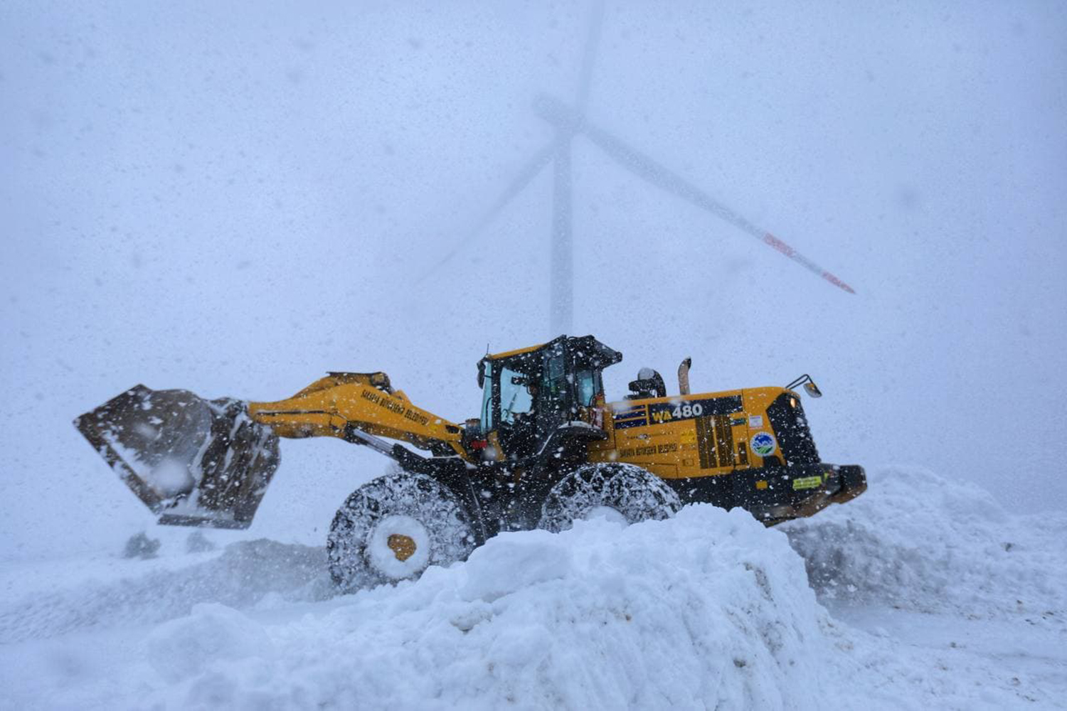 Büyükşehir’den acil müdahale: Karda mahsur kalan hastaya ulaşıldı