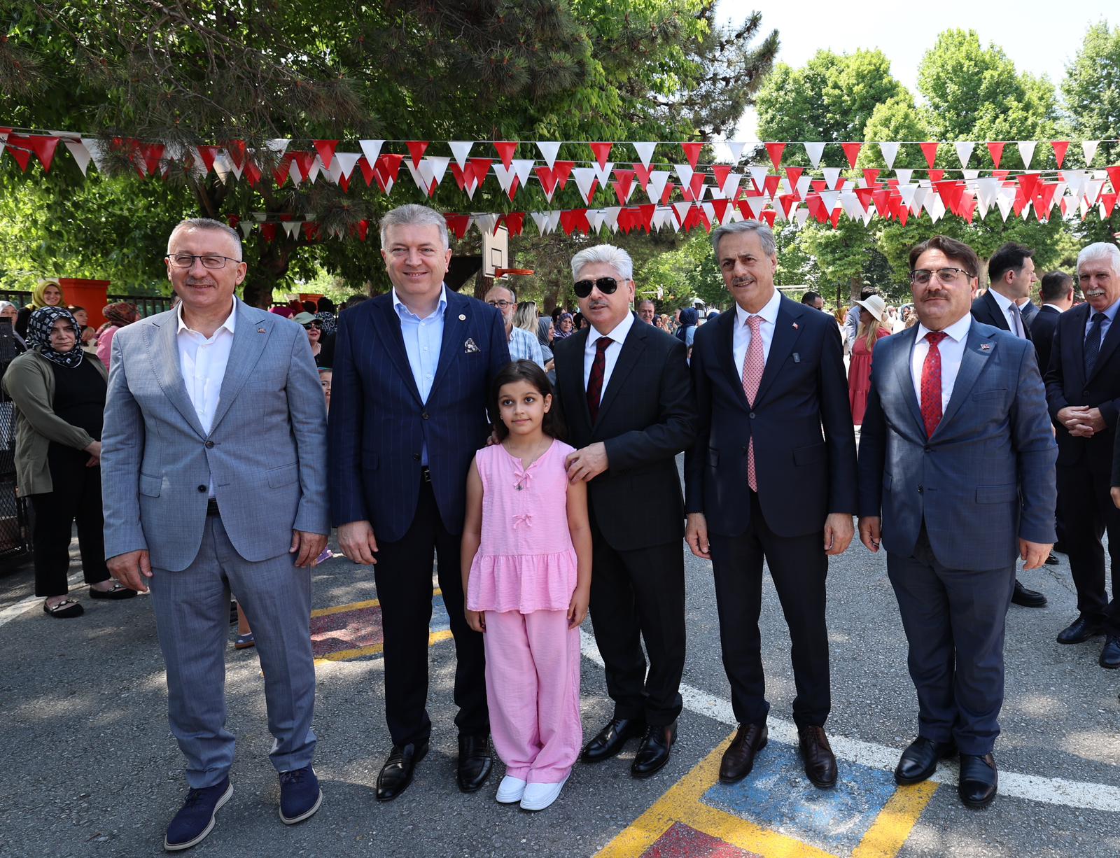 Yusuf Alemdar miniklerin karne heyecanına ortak oldu: “Geleceğin güçlü Türkiye’si için en büyük hazinemizsiniz”