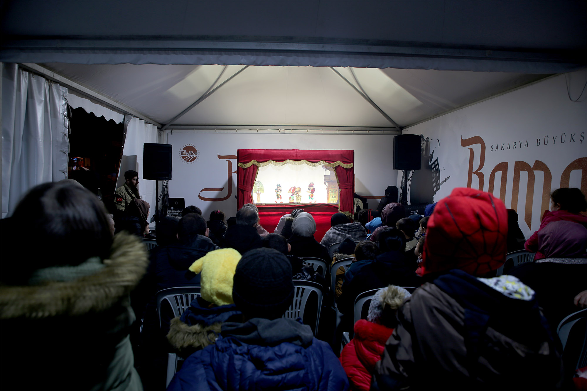 Ramazan Sokağı’na neşe katan gölge oyunu