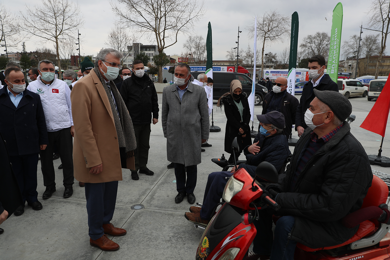 11 tır yardım malzemesi Demokrasi Meydanı’ndan yola çıktı