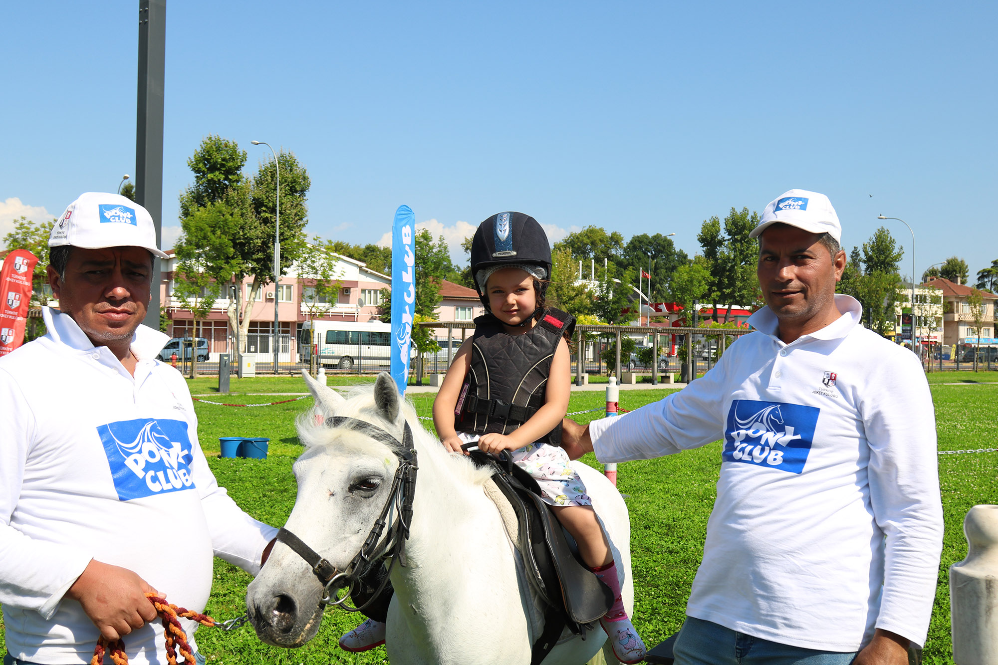 Çocuklar Millet Bahçesi’nde ‘pony’ atlarına bindi