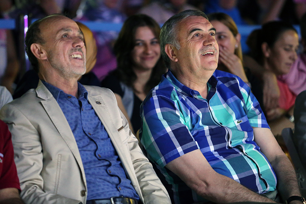 Ceceli Konserde İlahi Söyledi