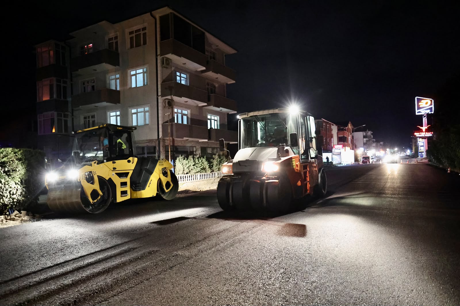 Arifiye Atatürk Caddesi’nde geceden sabaha uzanan asfalt mesaisi: Yepyeni bir görünüme kavuşuyor