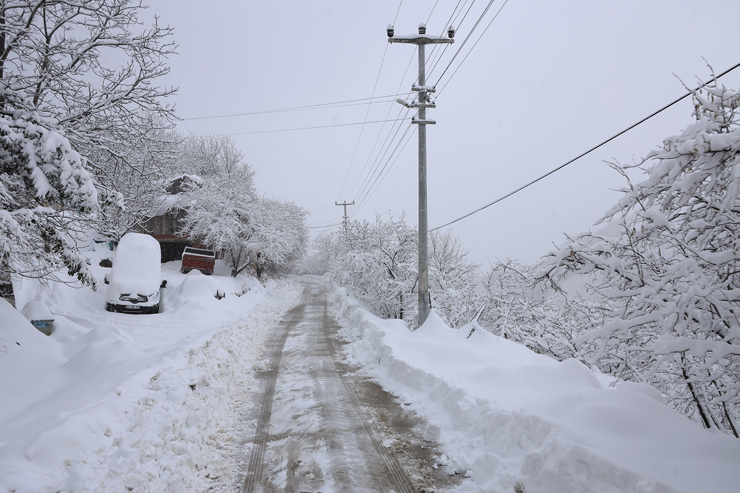 Büyükşehir 24 saat kar mesaisinde: 17 grup yolundan 10’u ulaşıma açıldı