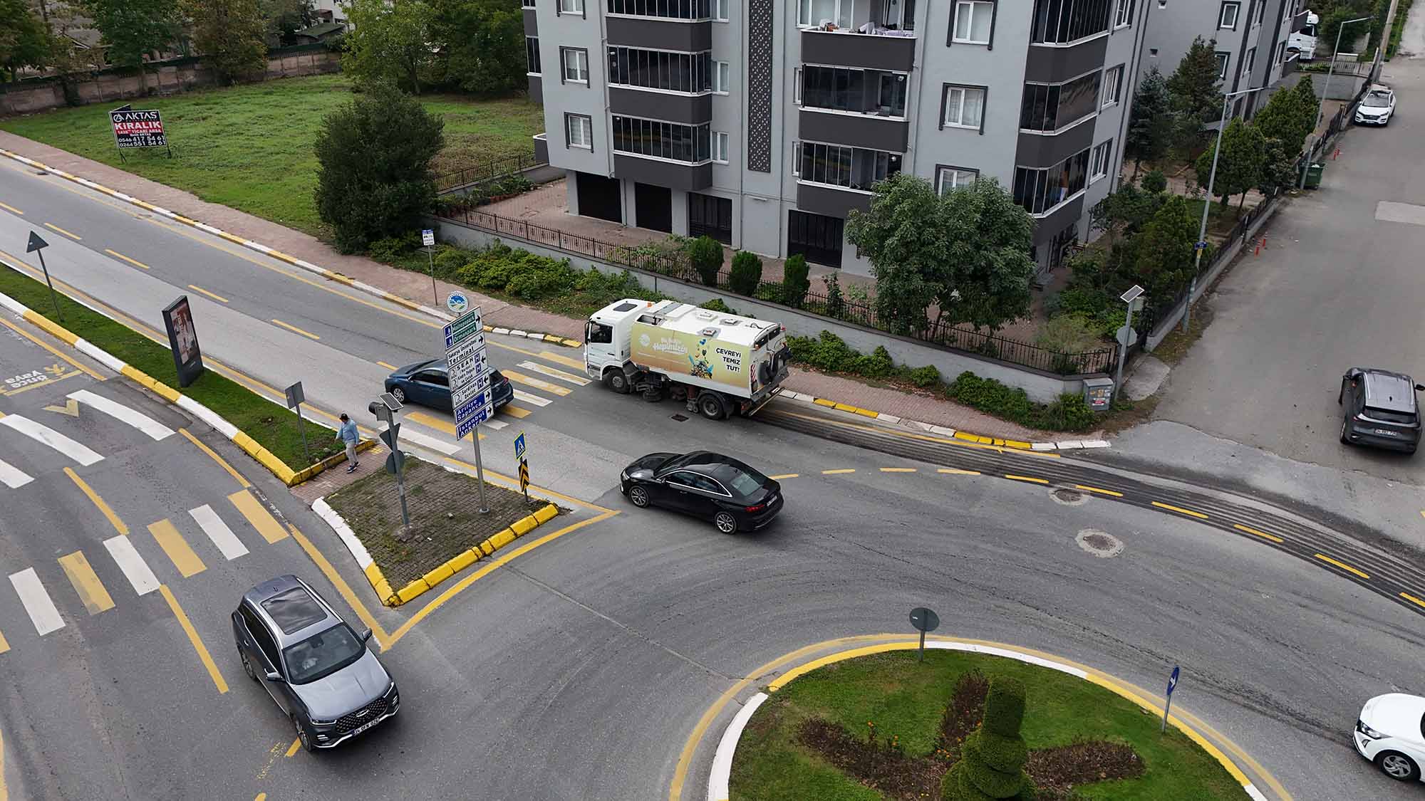 Büyükşehir ekipleri yağışın bıraktığı çamur ve tozları temizliyor