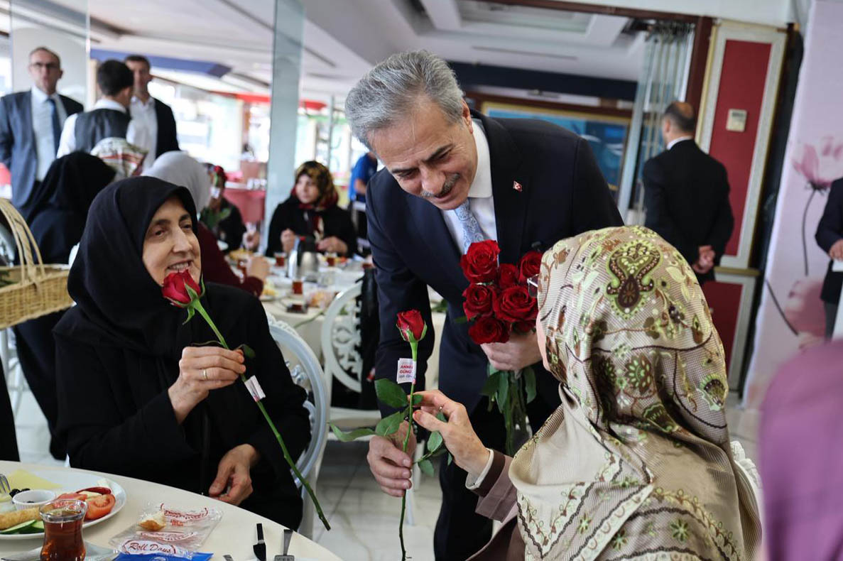 “Anne sadece evlat büyüten değil, geleceğin temellerini atan güçlü bir rehberdir”