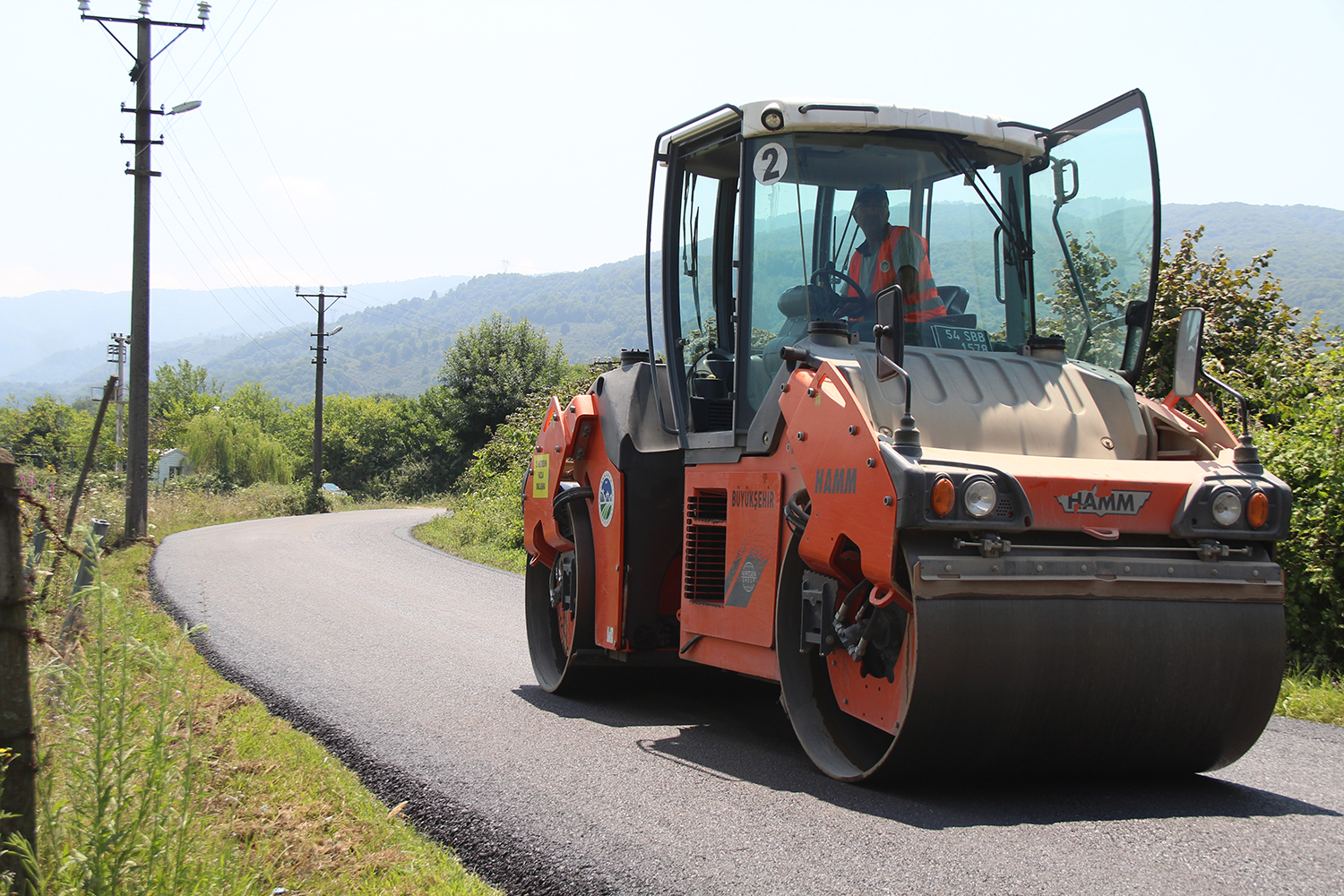 Akyazı ve Karapürçek’te asfalt yenileme çalışmaları başladı