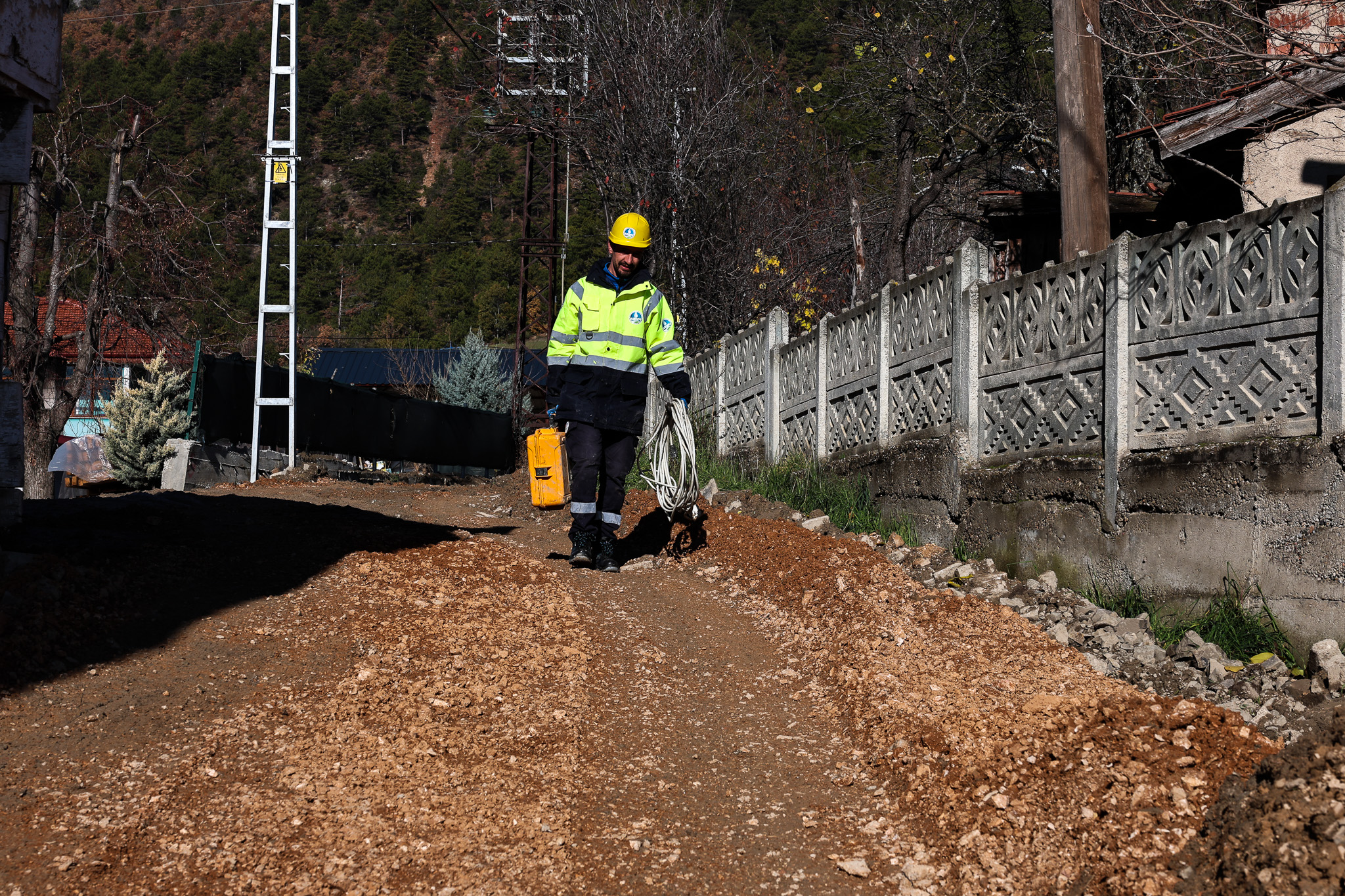 Merkeze 85 kilometre uzaklıktaki Taraklı Alballar’da altyapı dönüşümü başladı