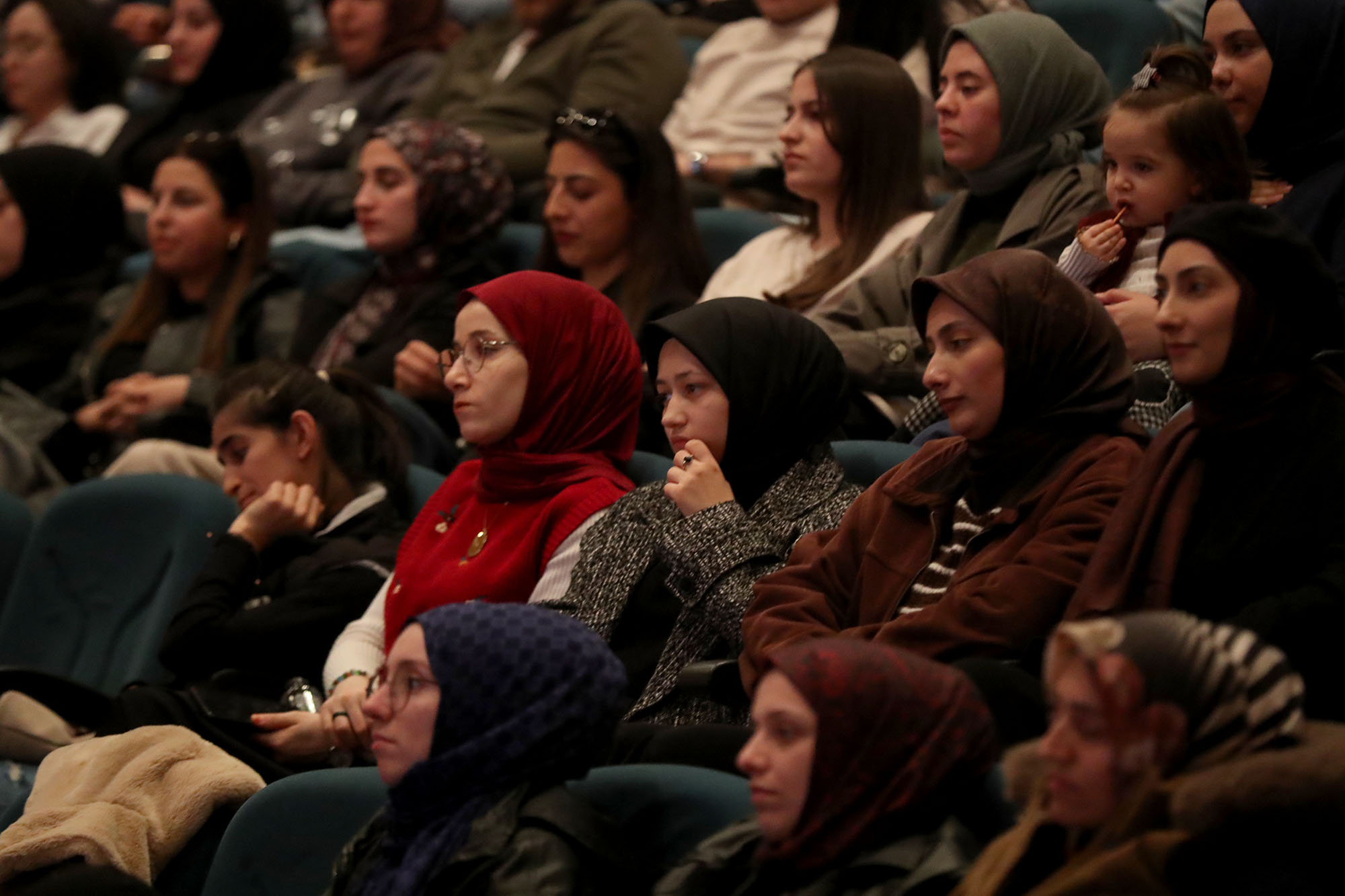“Geniş olan ahiretin sohbeti ferahlatır”