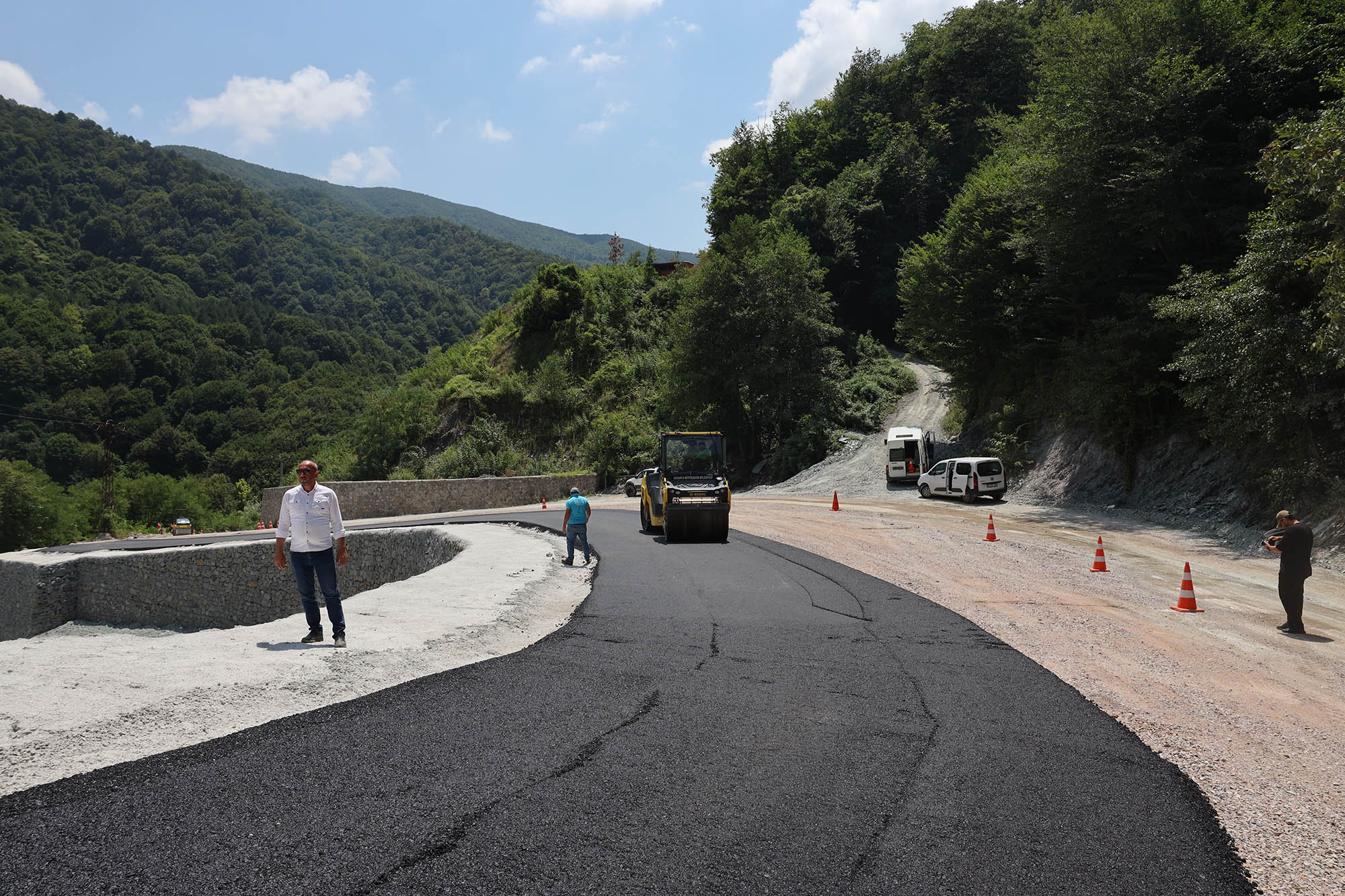 Büyükşehir, Sapanca’da heyelan riskine karşı yolu güçlendirdi, ulaşımı yeniledi