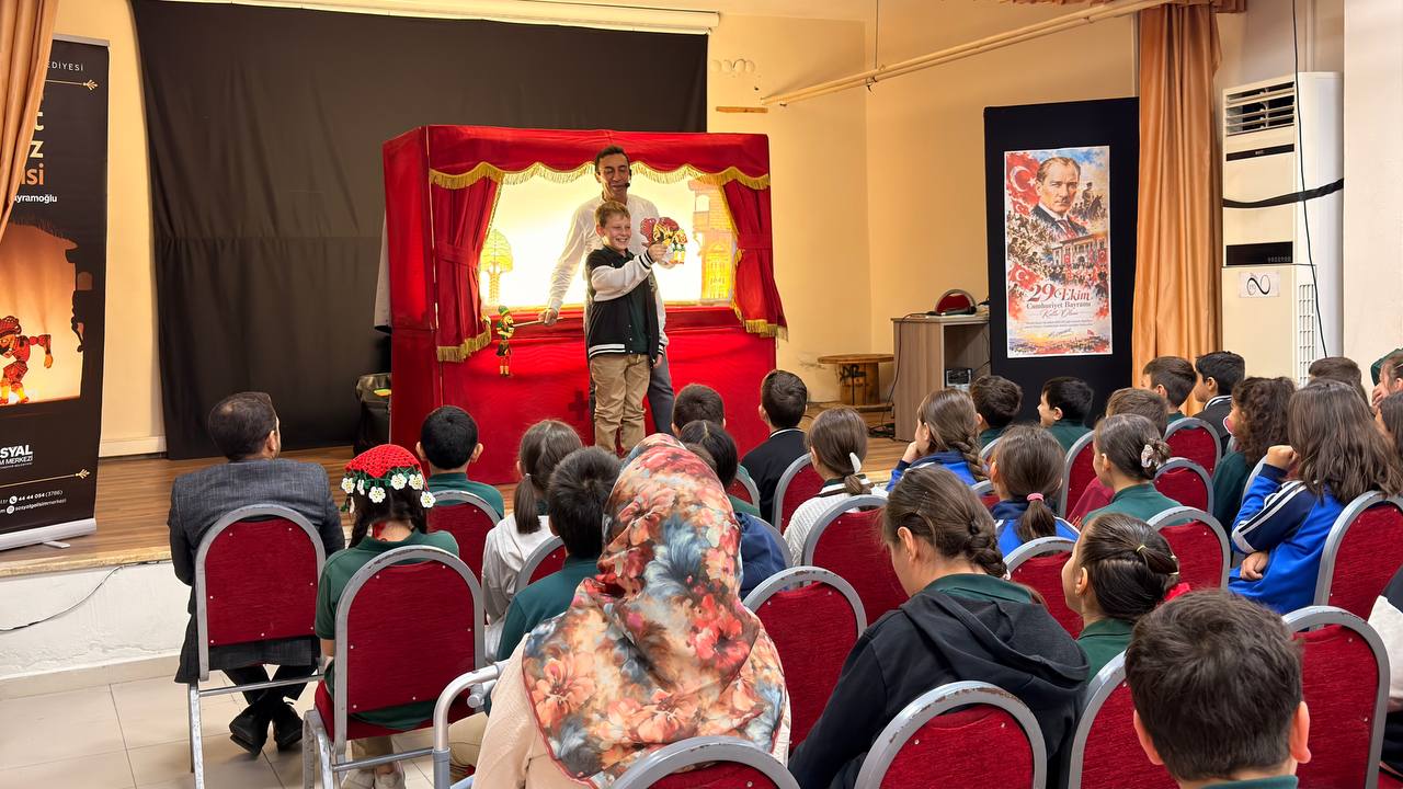 Minik öğrenciler “Bir Hikaye Bin Neşe” programıyla doyasıya eğlendi