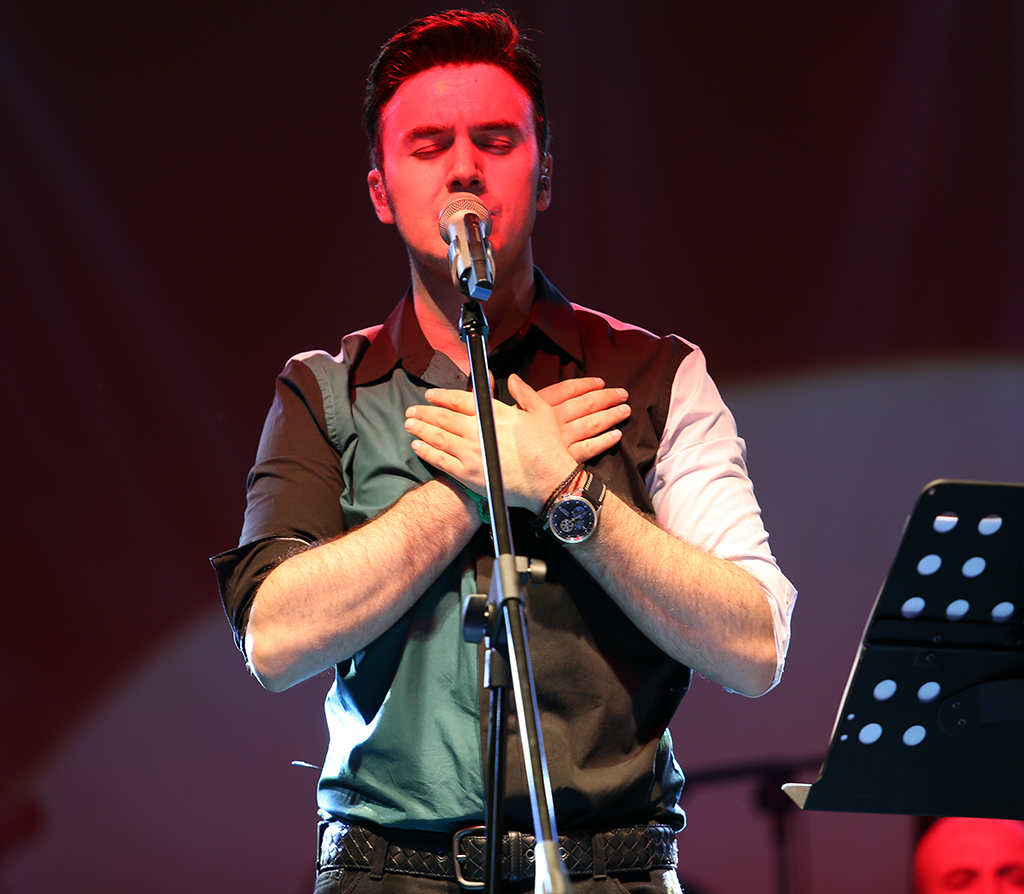 Ceceli Konserde İlahi Söyledi