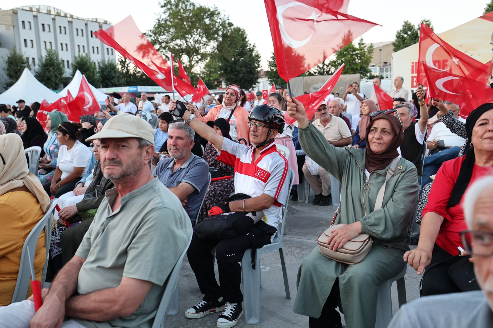 “Milletimiz uğruna can verilen vatanı darbecilere teslim etmedi, hiçbir zaman etmeyecek”