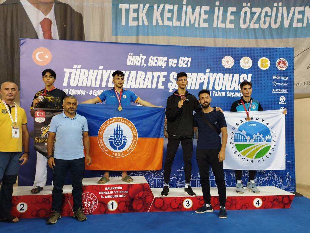 Büyükşehir karate sporcuları gururlandırdı