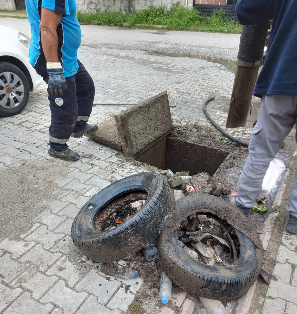 SASKİ’den kanalizasyon ve yağmursuyu hatlarında temizlik: Araç lastiği, beton parçaları…