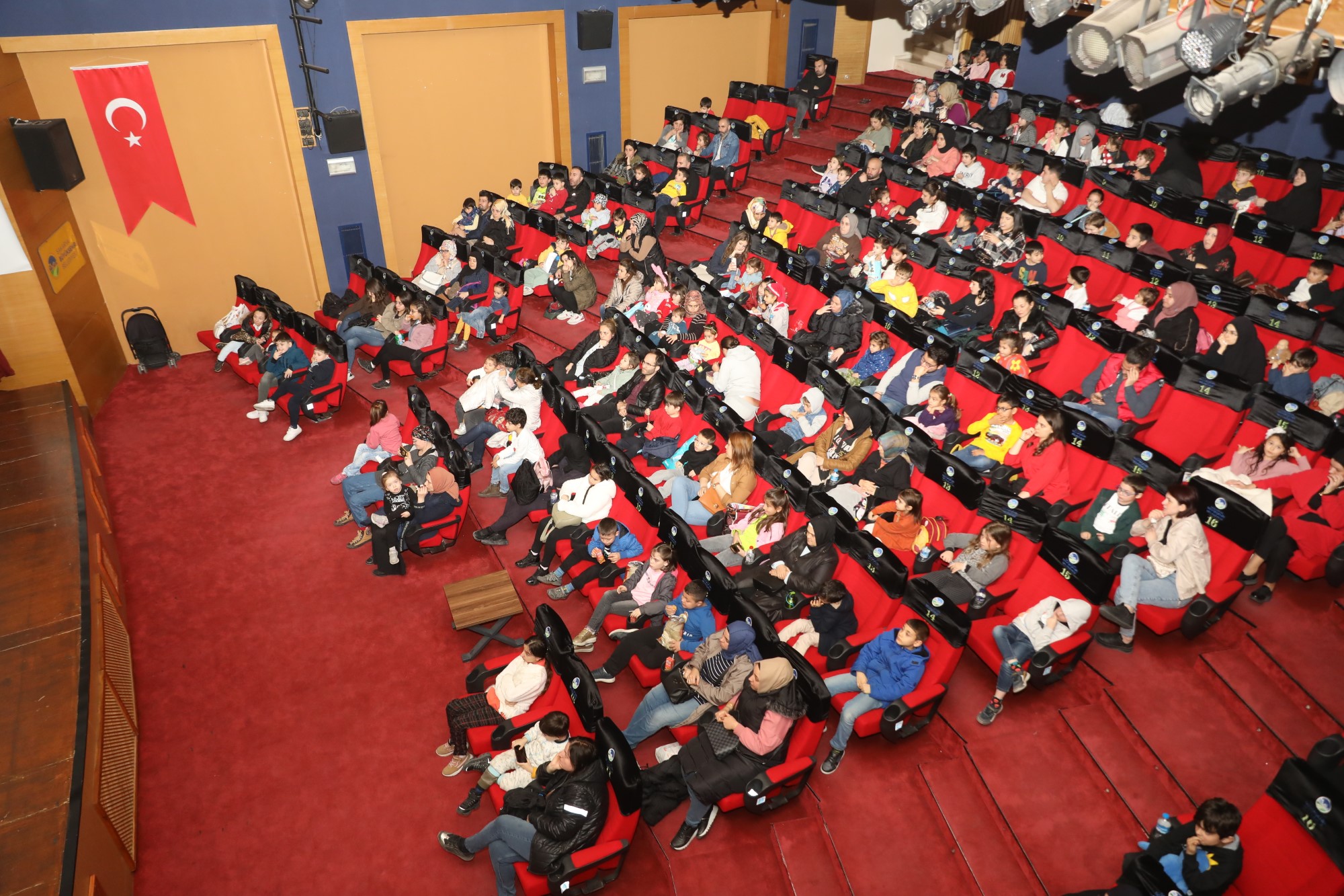 Karne heyecanı yaşayan minikler film gösteriminde buluştu