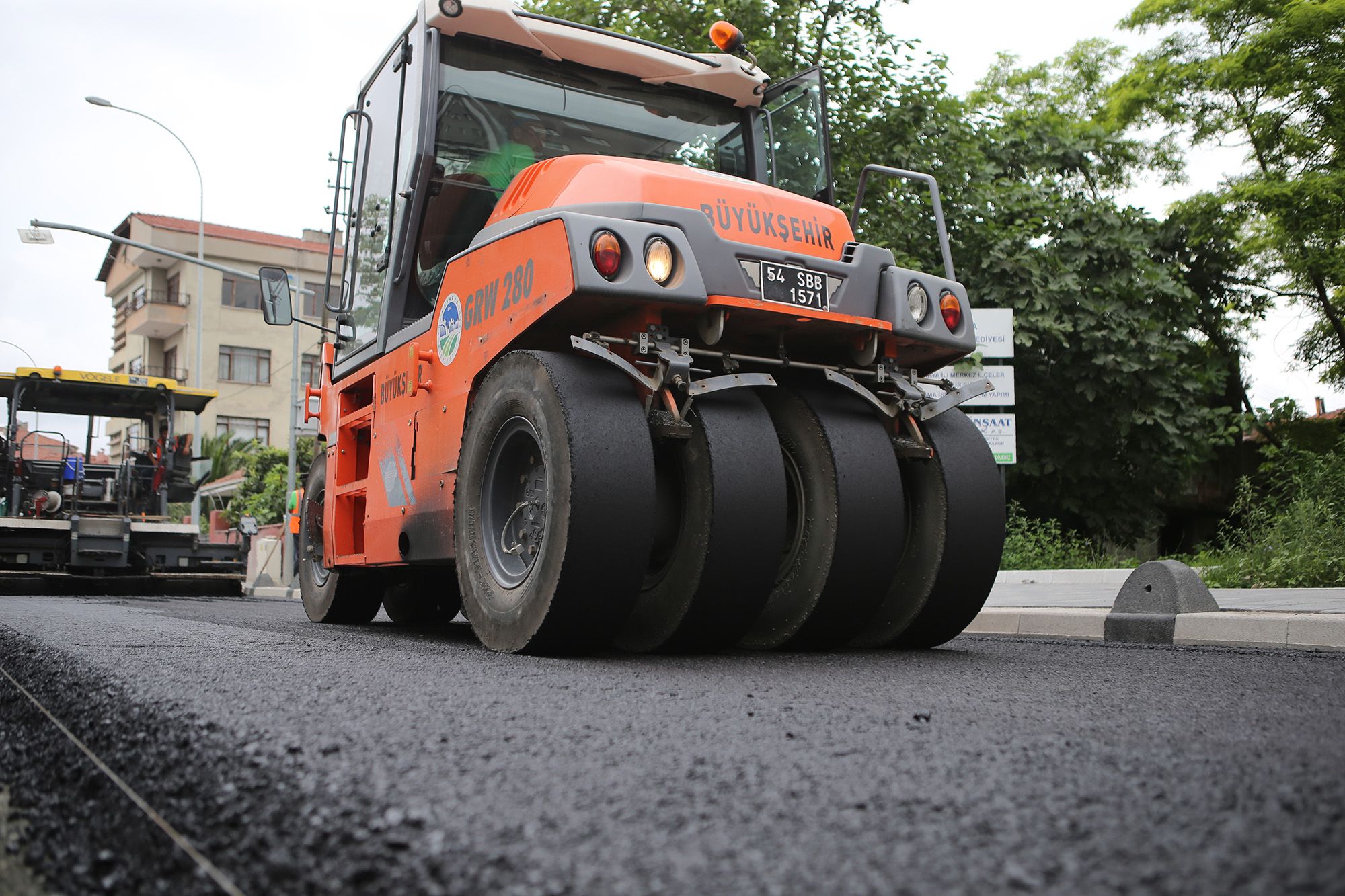 Erenler’in o caddesinde asfalt çalışmaları başladı