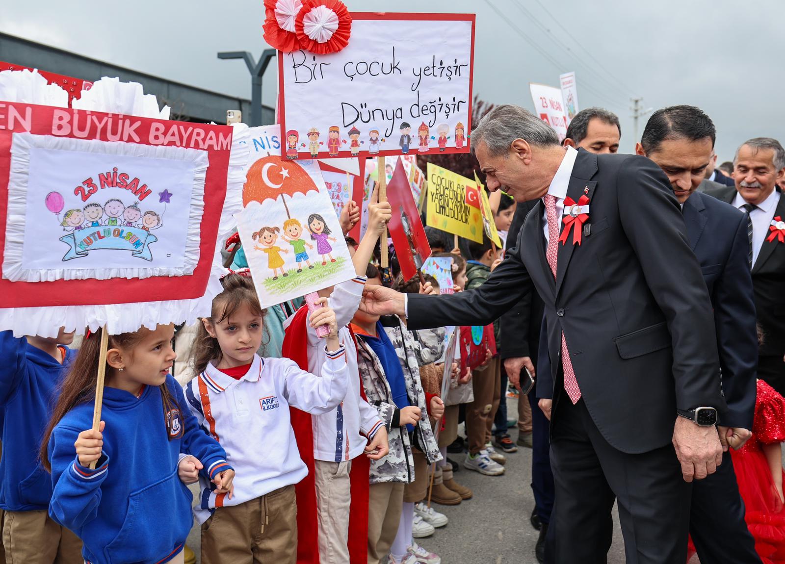 Alemdar miniklerin 23 Nisan coşkusuna ortak oldu: “Tüm çocuklarımızın bayramı kutlu olsun”