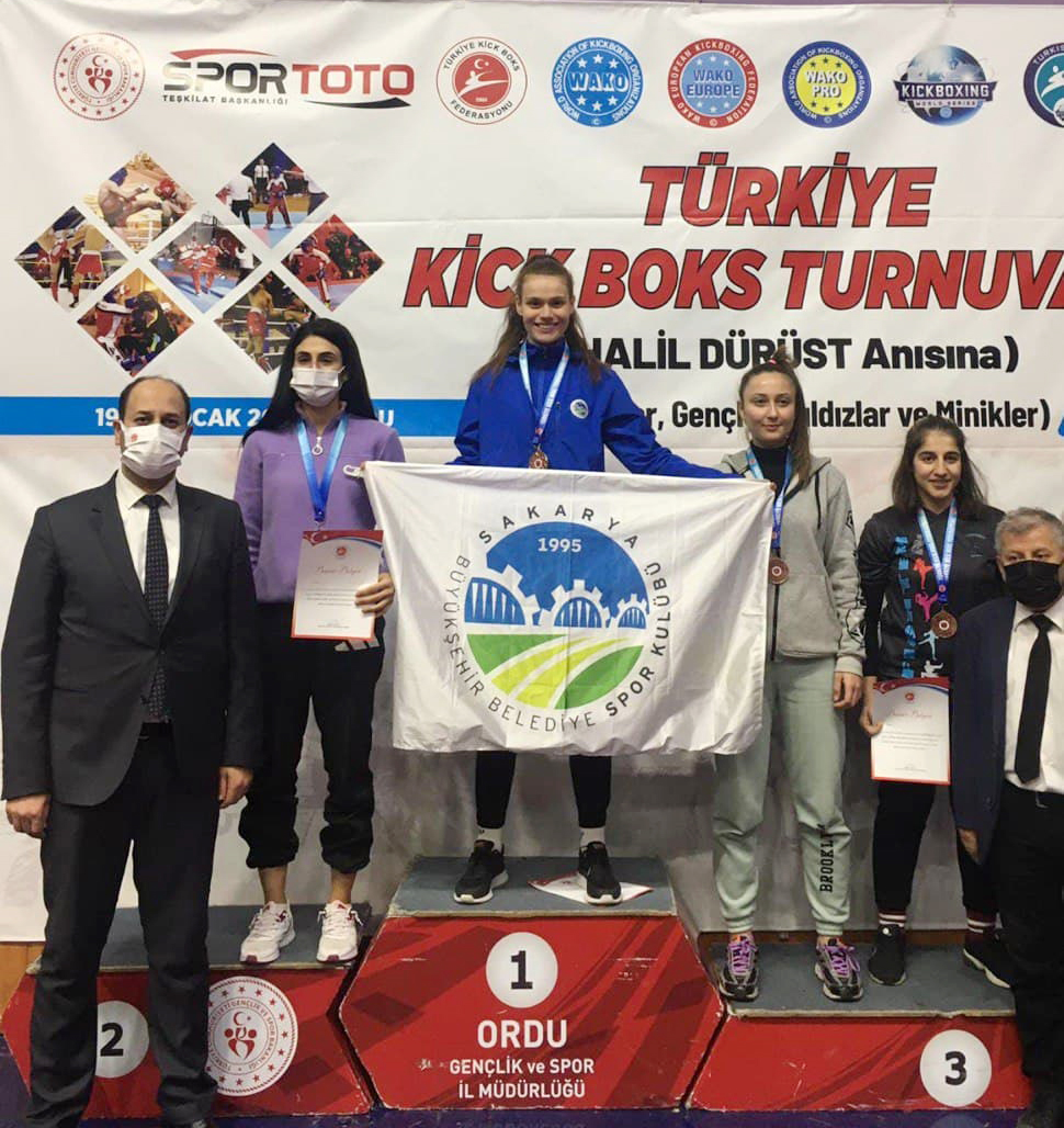 Büyükşehir Kick Boks takımından 3 madalya