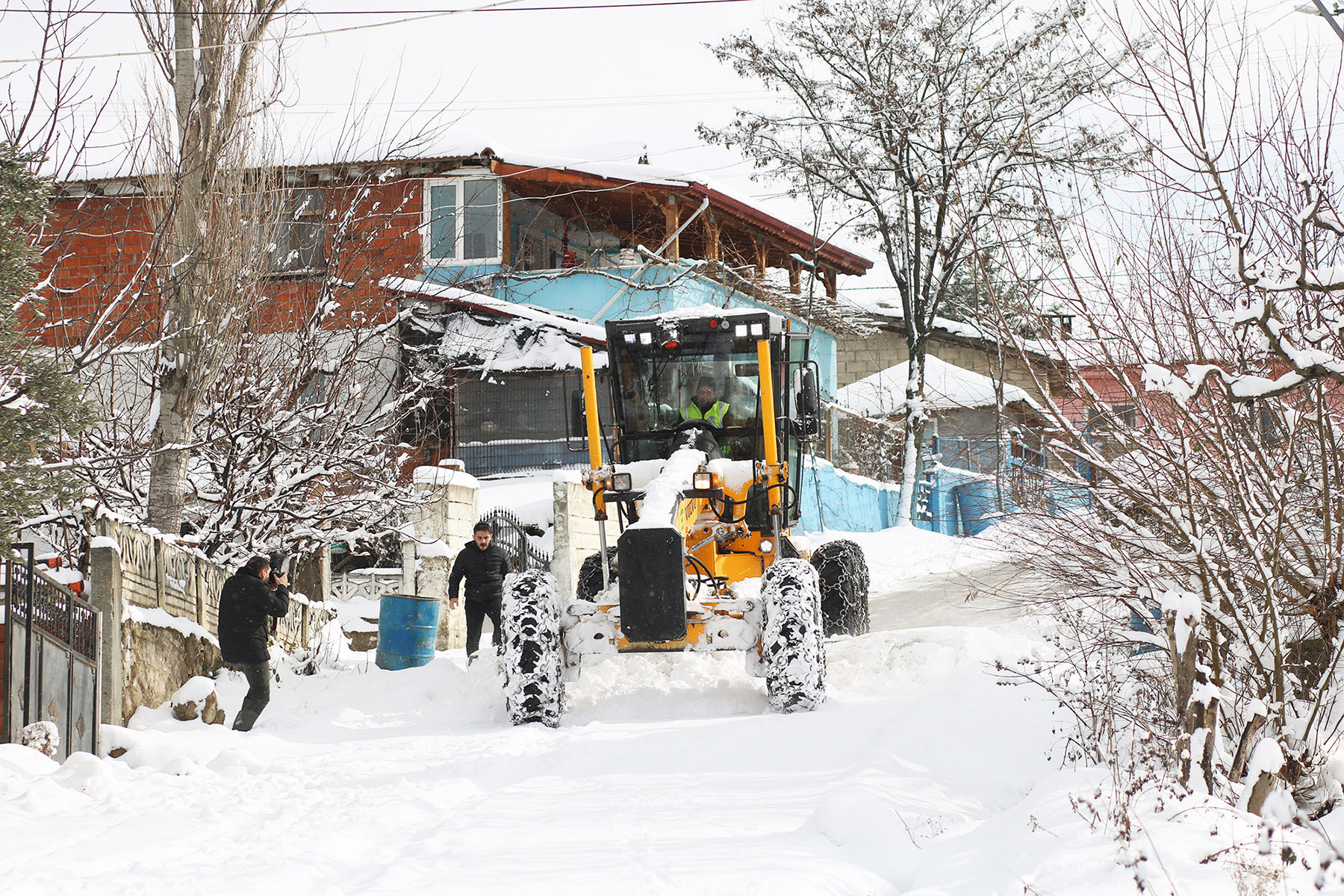 Büyükşehir’den acil müdahale: Karda mahsur kalan hastaya ulaşıldı