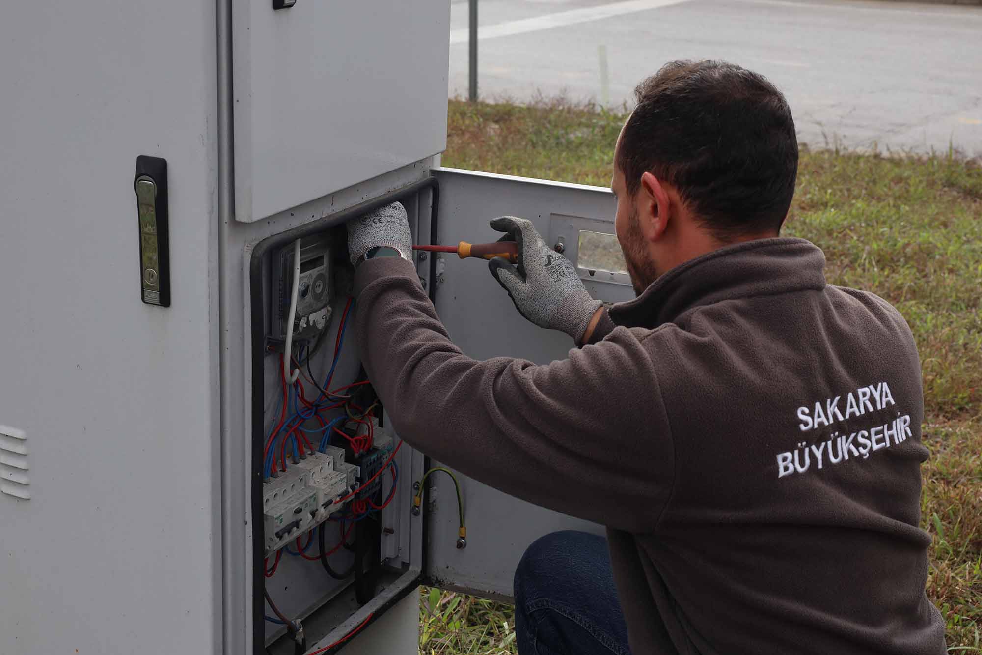 Şehirdeki karanlık kavşaklara Büyükşehir dokunuşu