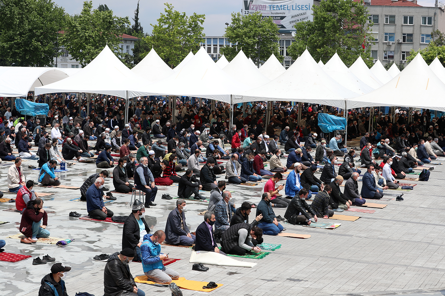 74 gün sonra cemaatle ilk 'Cuma Namazı'