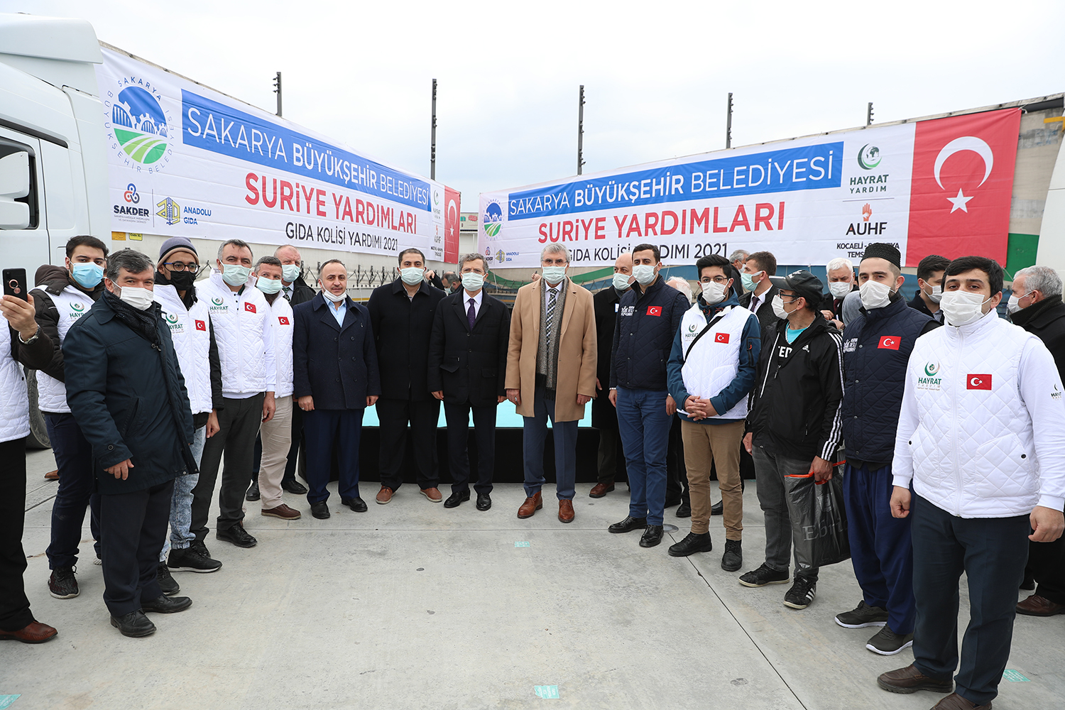 11 tır yardım malzemesi Demokrasi Meydanı’ndan yola çıktı