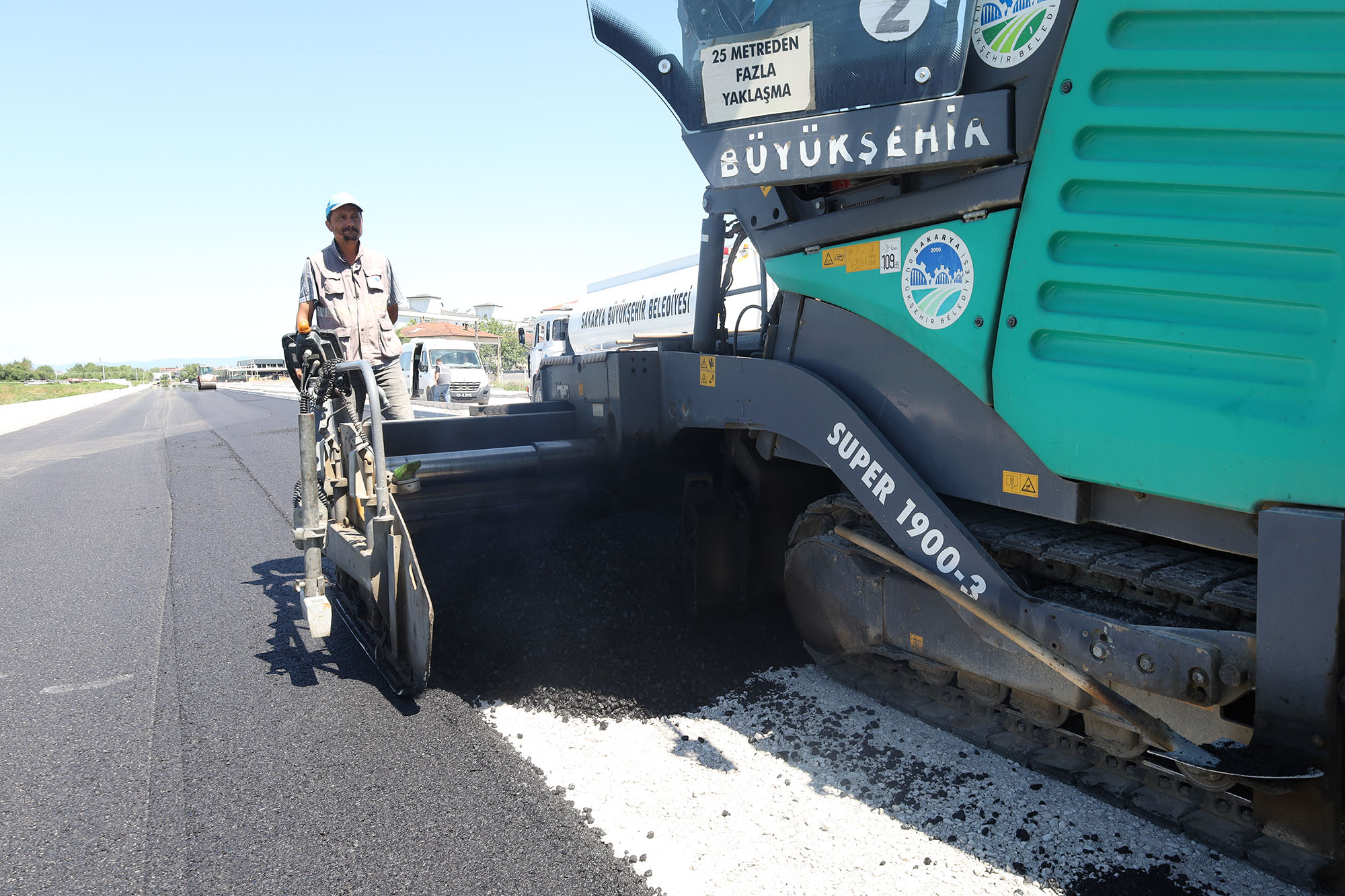 Büyükşehir Yazlık Kavşağı’nın trafik yükünü alacak duble yolda asfalt çalışmasına başladı