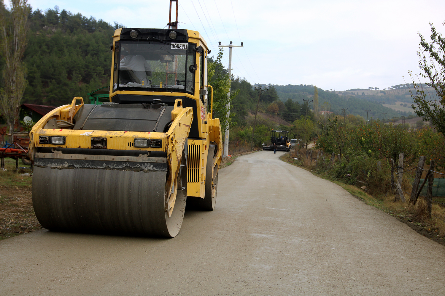 Kırsal mahalleler beton yol ile buluşuyor