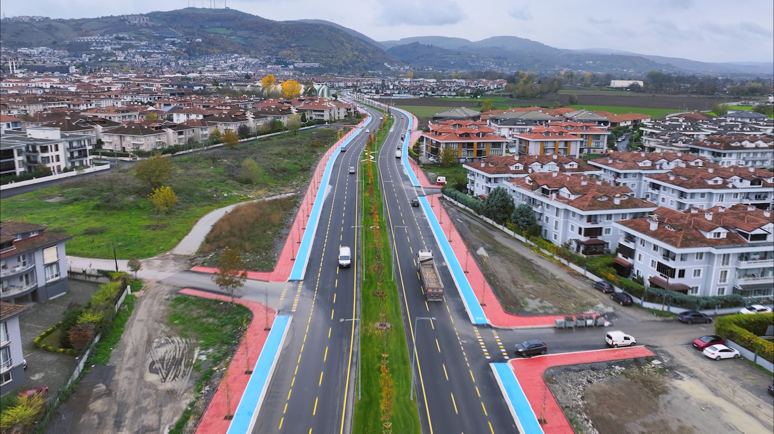 Şehrin yeni duble yolu 1. Cadde ışıl ışıl oldu