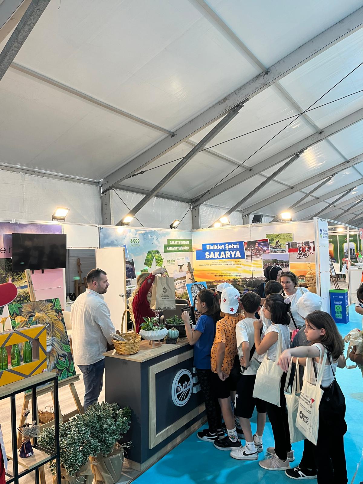 Büyükşehir’in sıfır atık ve iklim değişikliğiyle mücadele çalışmaları ÇEVREFEST’te ilgi odağı oldu