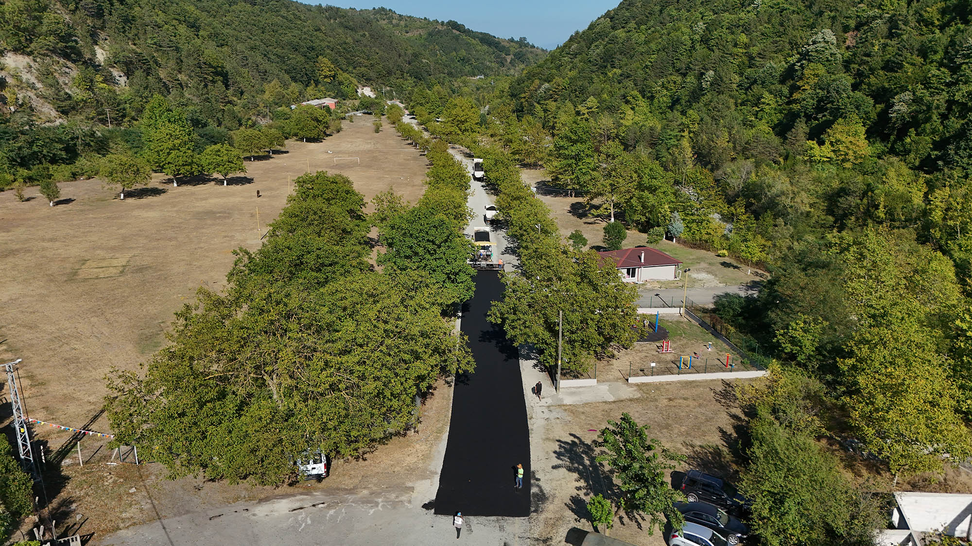Sapanca’da yollar asfaltla yeni yüzüne kavuşuyor: İlmiye’den Fevziye’ye geçildi