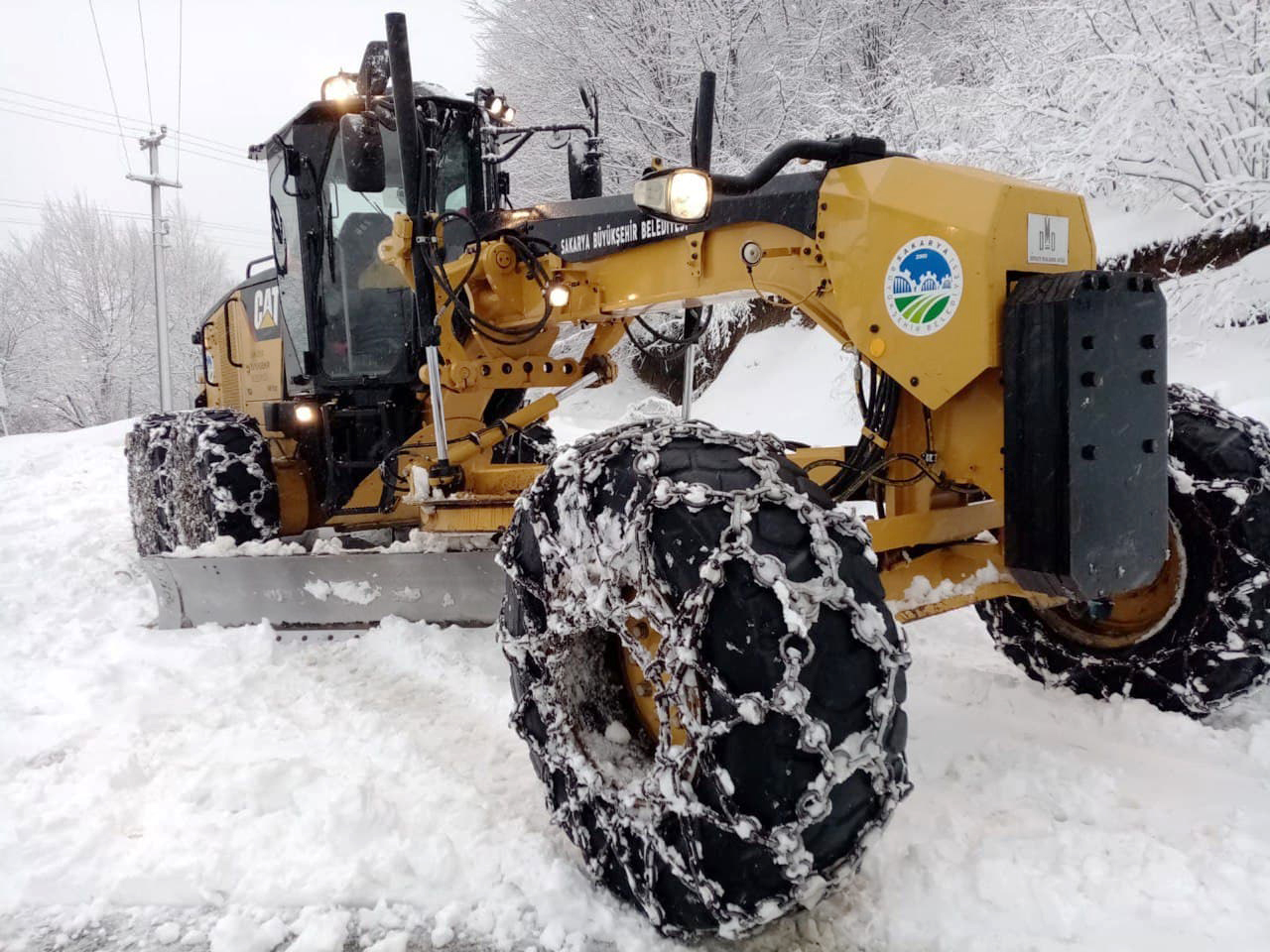 Büyükşehir kar mesaisinde 63 mahallede okul yolları açıldı