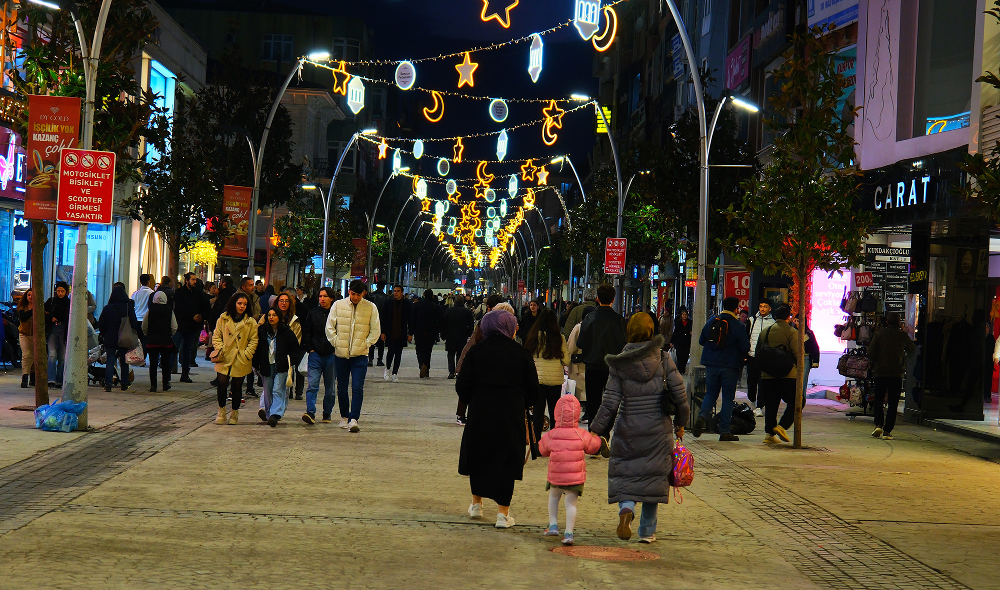 Çark Caddesi Ramazan kıyafetini giydi: Yıldız, ay ve hilal ile görsel şölen…