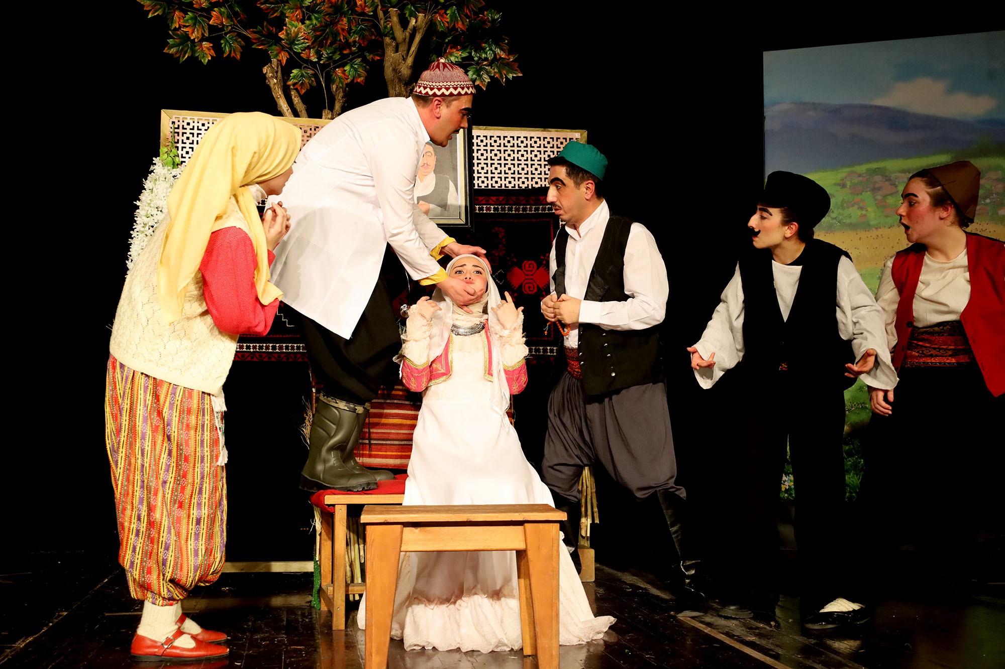 “Zoraki Takip” AKM’de kahkahalarla geçti