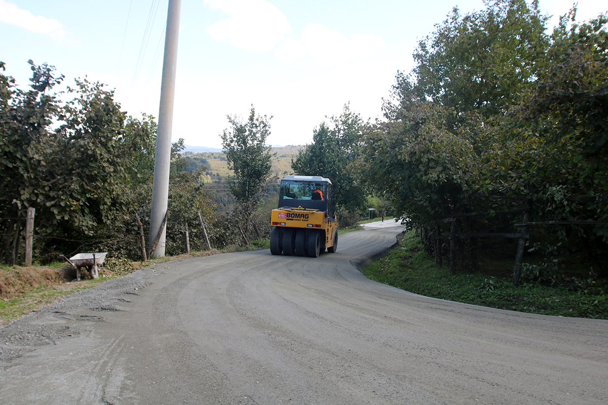 “Akyazı’da 50 kilometrelik güzergâhlar beton yol ile yenilenecek”