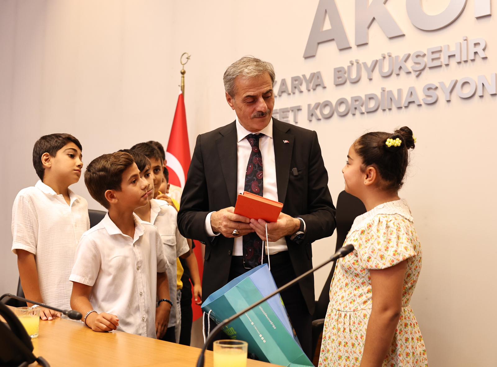 Gazze hareketiyle gönülleri fetheden minikler Yusuf Alemdar’ın misafiri oldu: “Sizlerle gurur duyuyorum”