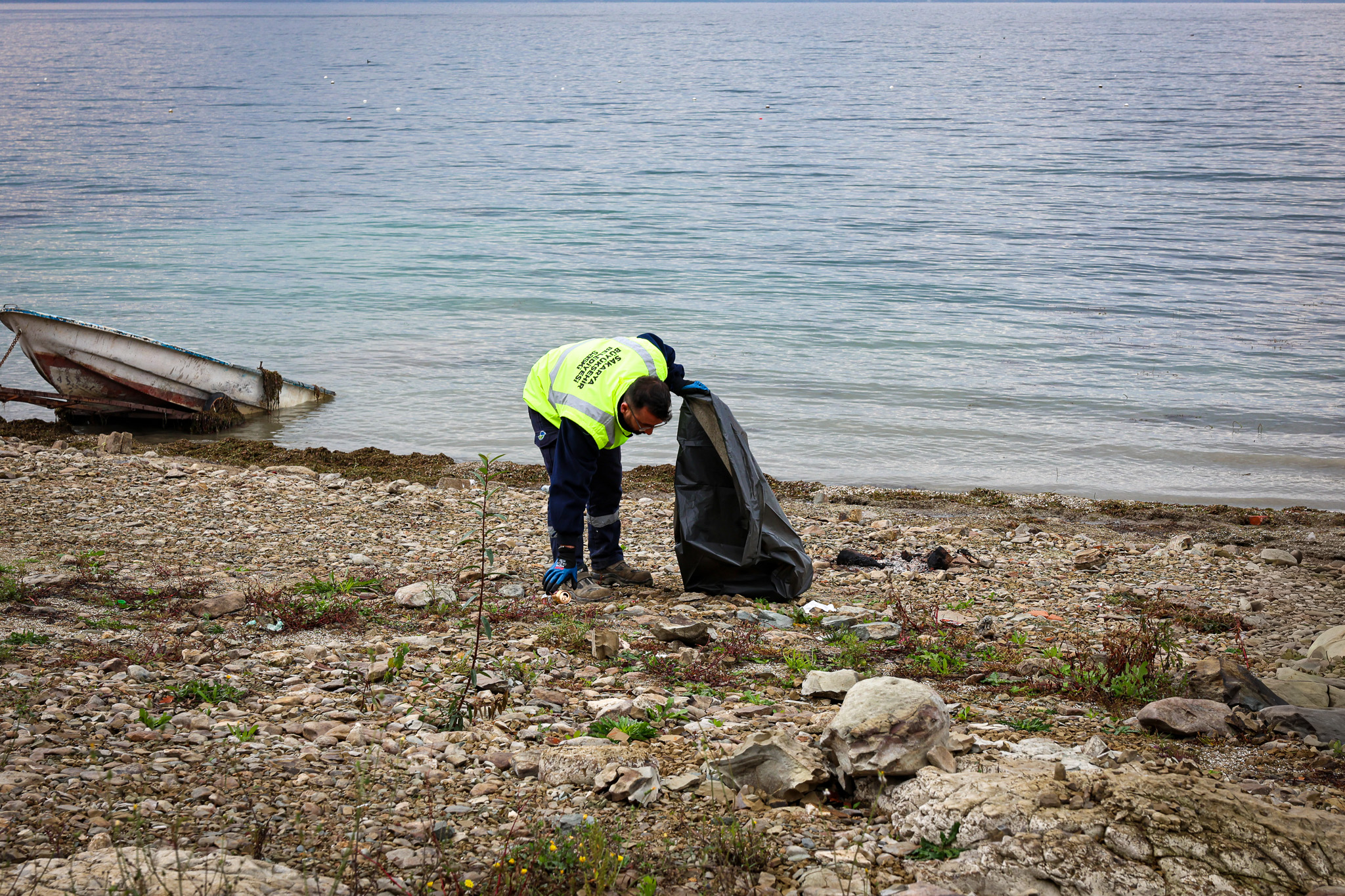 Sapanca Gölü kıyılarında ekosistemi koruyan temizlik çalışması sürüyor