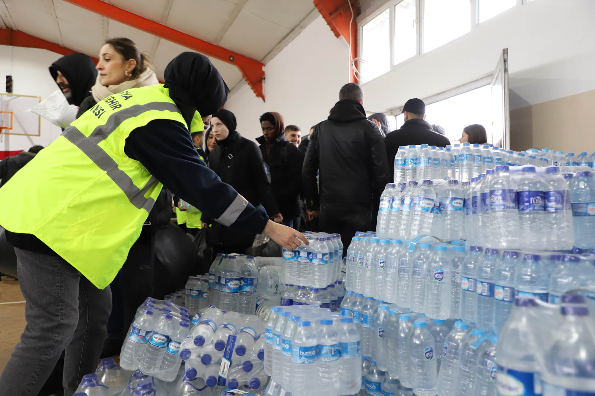 Büyükşehir'in yardımları ilk saatlerde binlere ulaştı: "Bu acıyı en iyi Sakarya anlar"