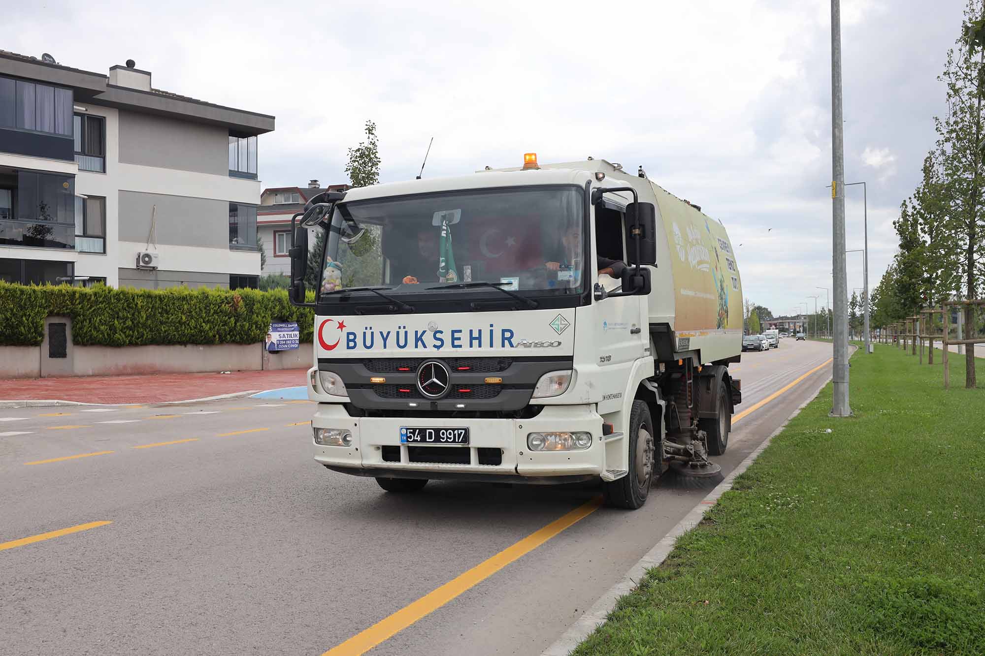 Büyükşehir ekipleri yağışın bıraktığı çamur ve tozları temizliyor