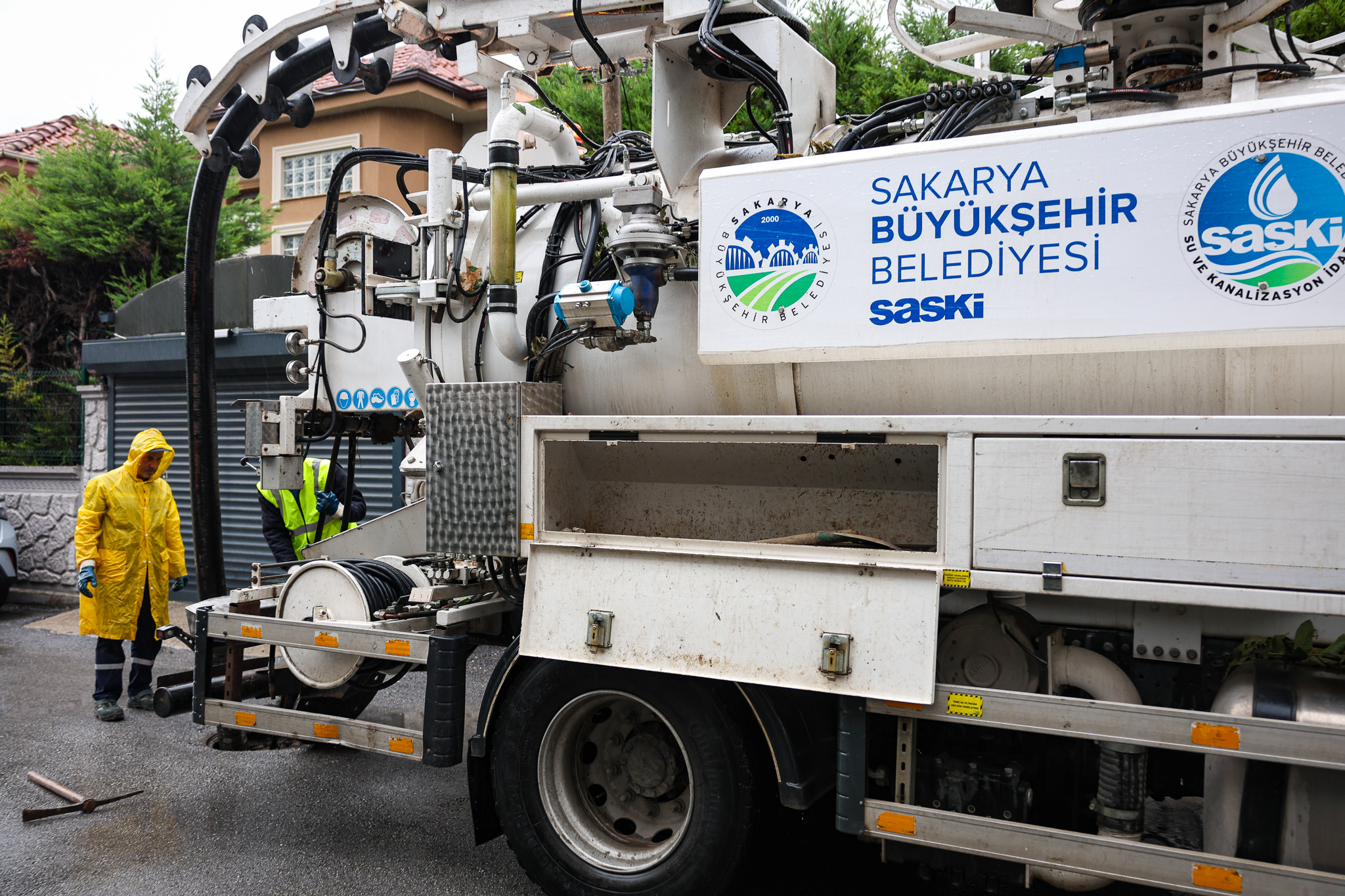 Büyükşehir ve SASKİ tüm imkanlarıyla sabaha kadar aralıksız mücadele etti