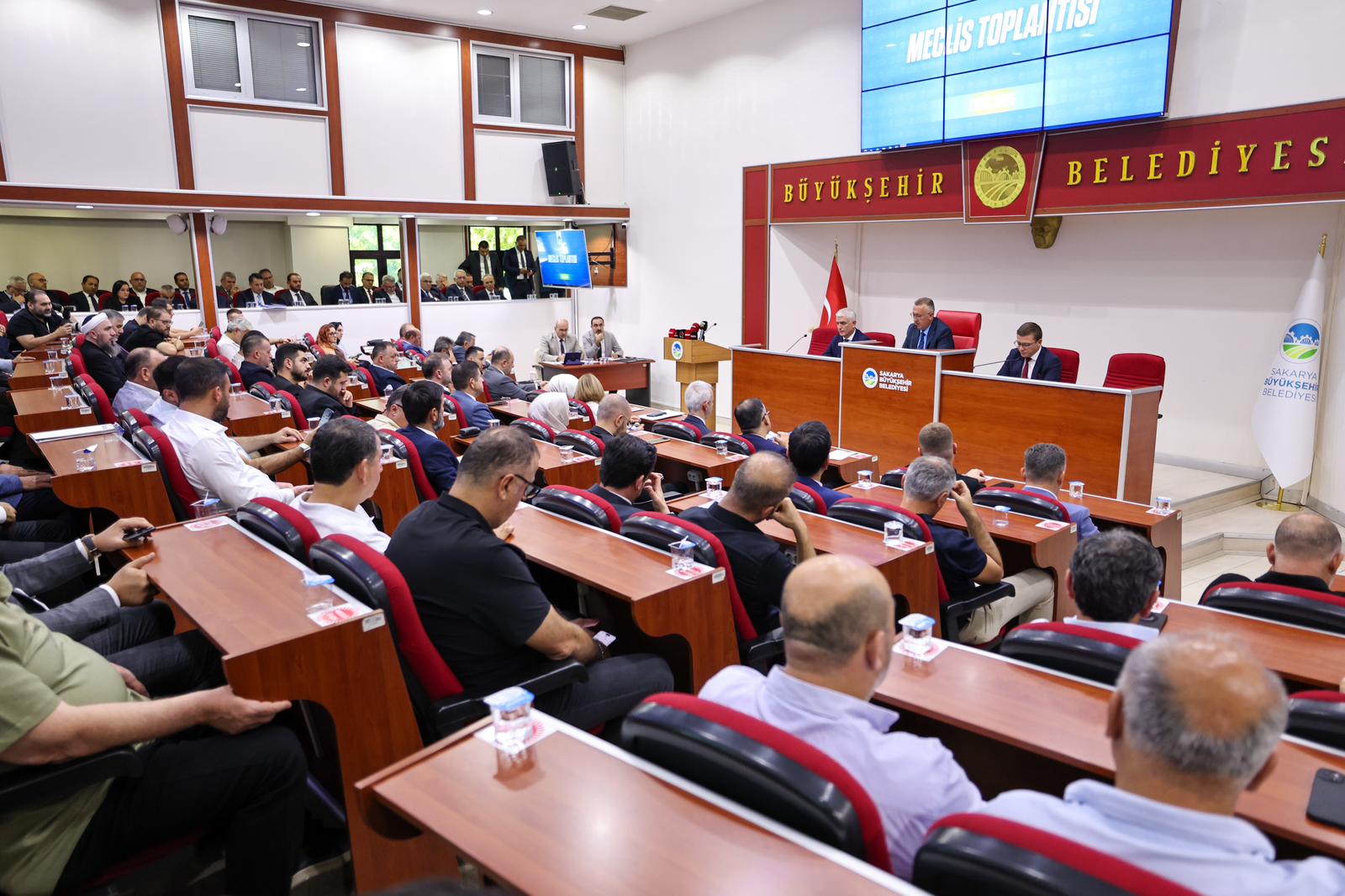 “Metrobüs hattı popülist bir anlayışla değil, enine boyuna çalışılmış bir yatırımdır”