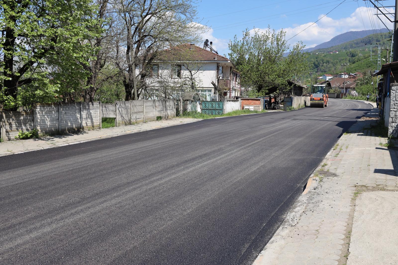 Büyükşehir asfalt sezonunu Akyazı’da açtı: 3 mahalleyi kapsayan 8 kilometrelik yol sıcak asfaltta buluşuyor