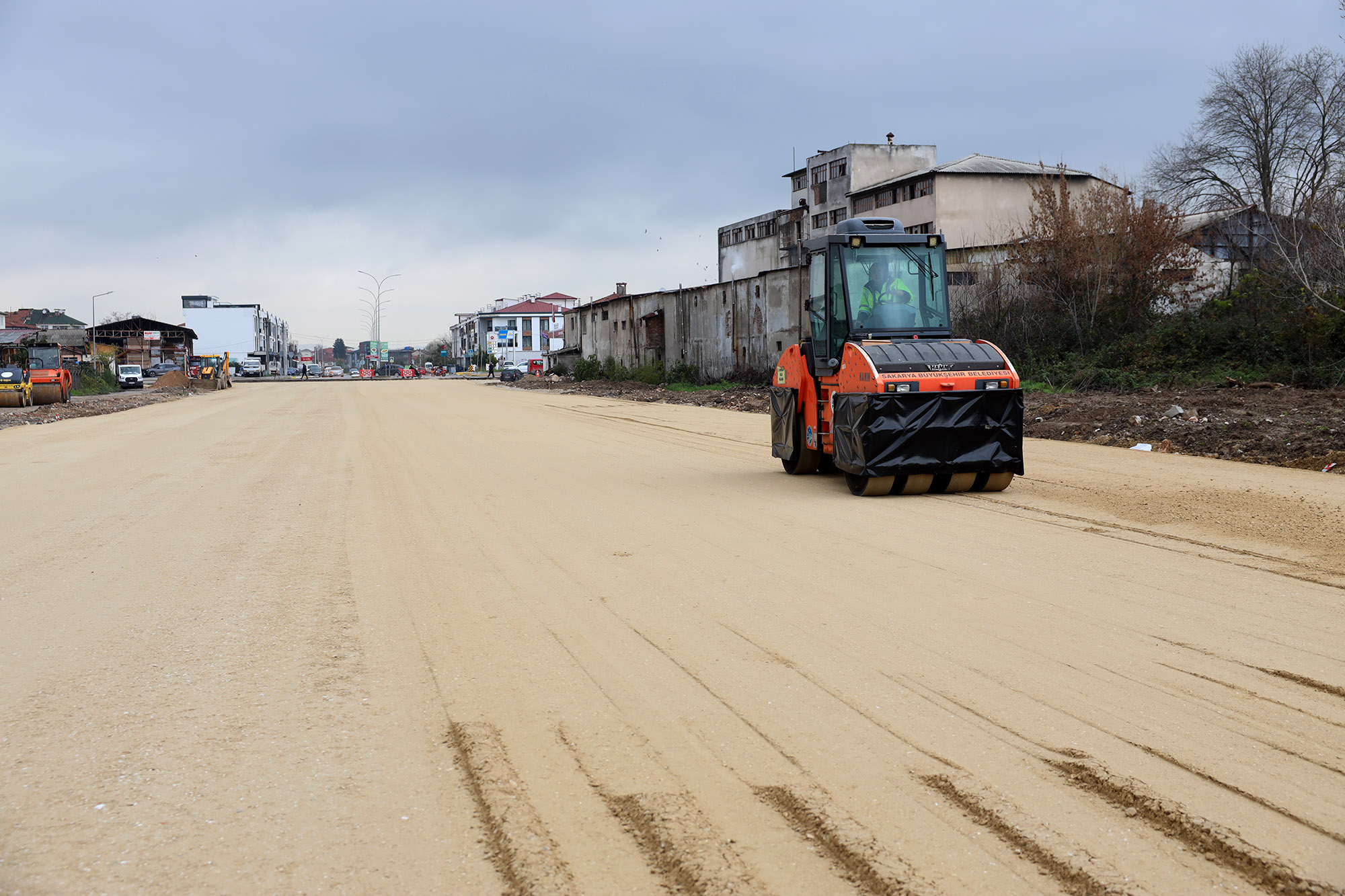 Şehir merkezinin beklediği bağlantı yolunda üstyapı çalışmalarına geçildi